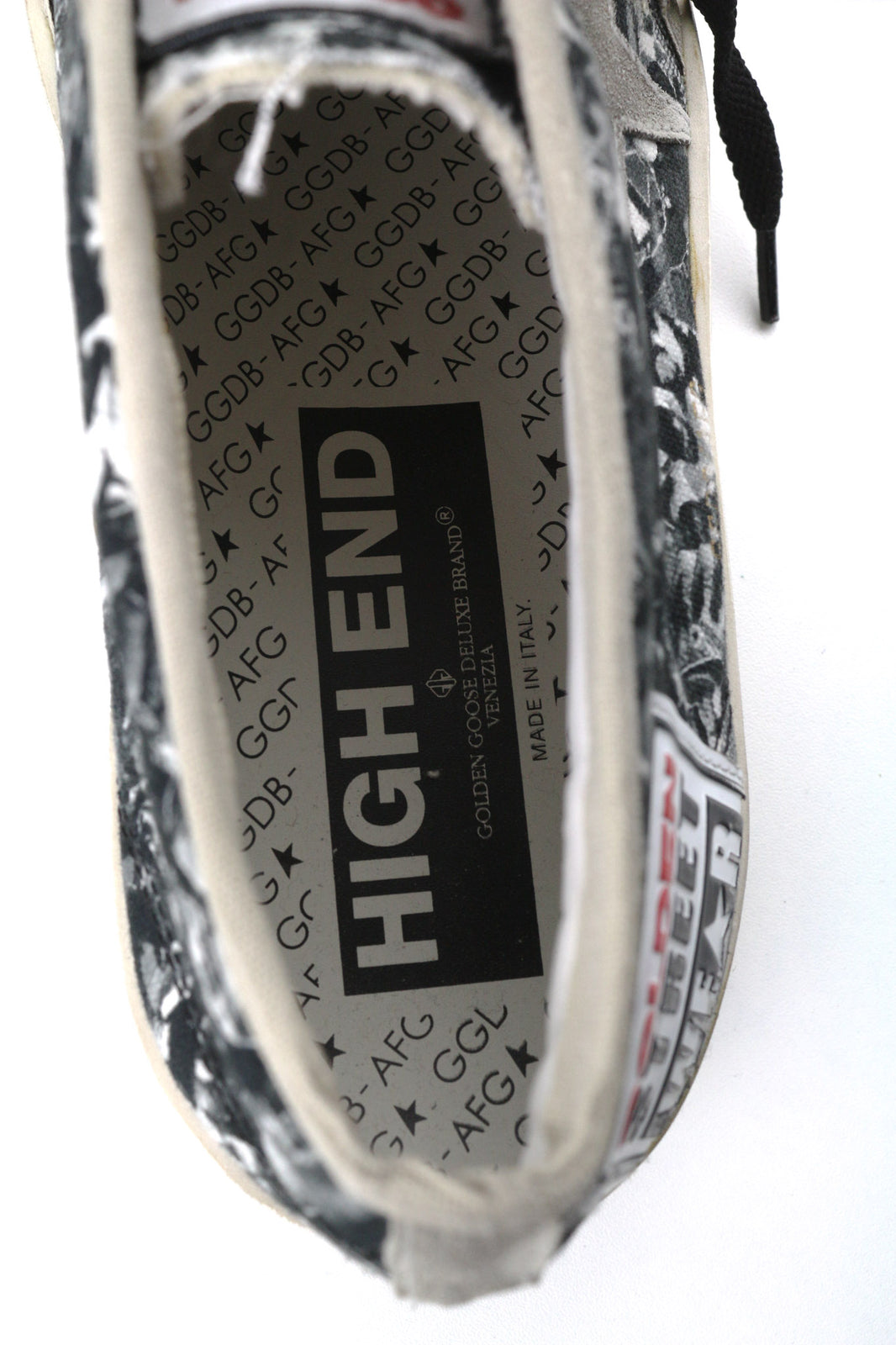 „GOLDEN GOOSE“ aukštos klasės vyriški sportbačiai, pilki, raštuoti, sendinti, suvarstyti. EU43. 