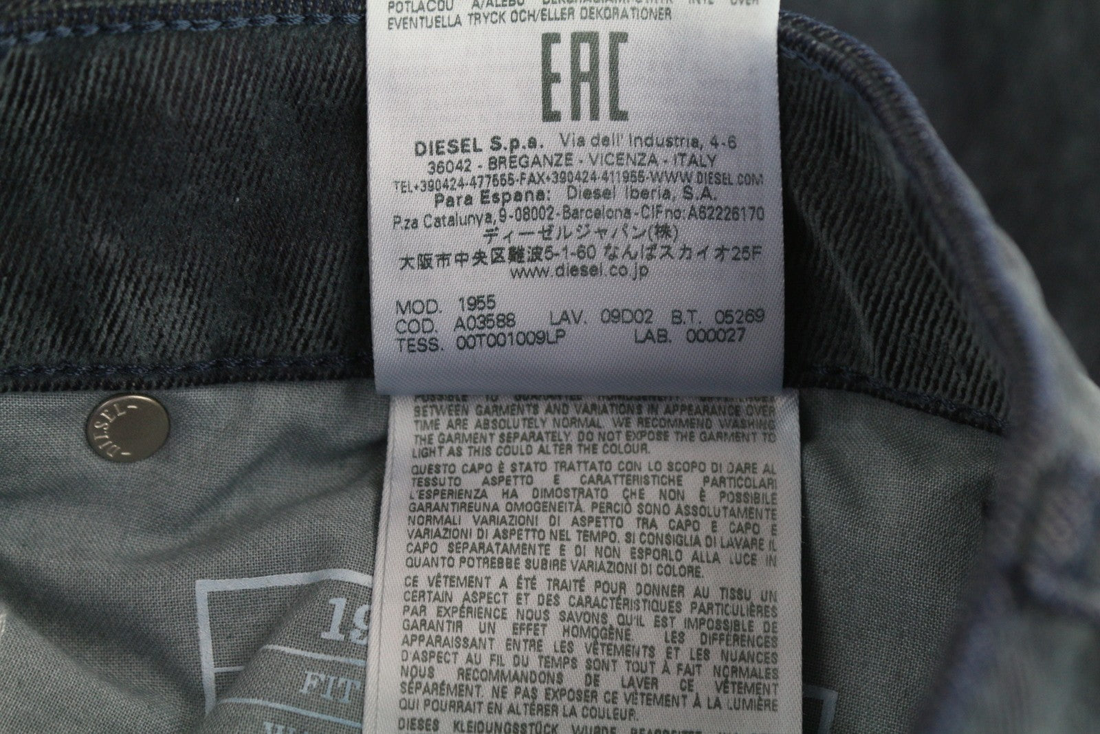 DIESEL 1955 09D02 vyriški džinsai W30/L32 įprasto kirpimo, tiesaus kirpimo, aukštu juosmeniu, rekomenduojama kaina – 250 € 