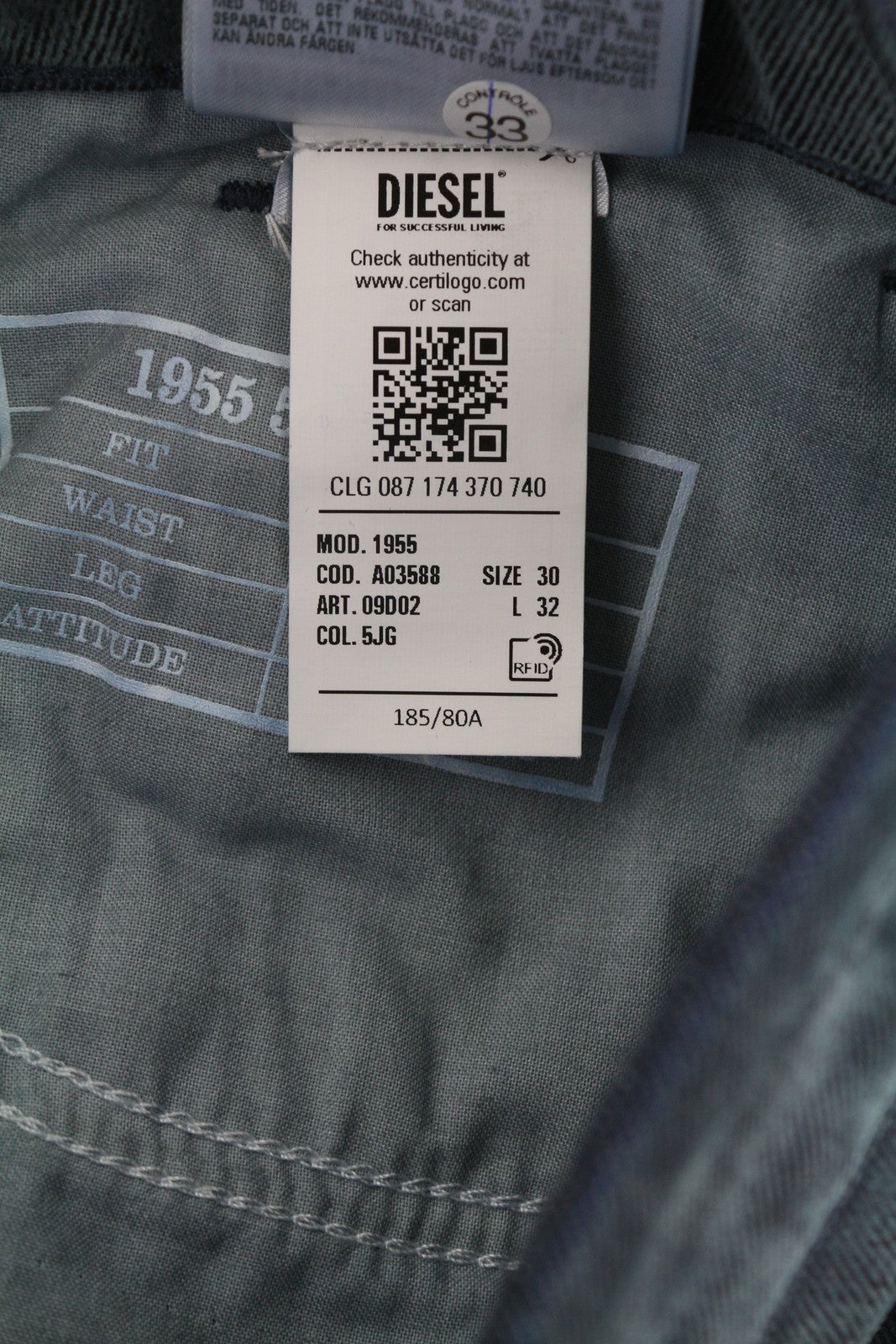 DIESEL 1955 09D02 vyriški džinsai W30/L32 įprasto kirpimo, tiesaus kirpimo, aukštu juosmeniu, rekomenduojama kaina – 250 € 