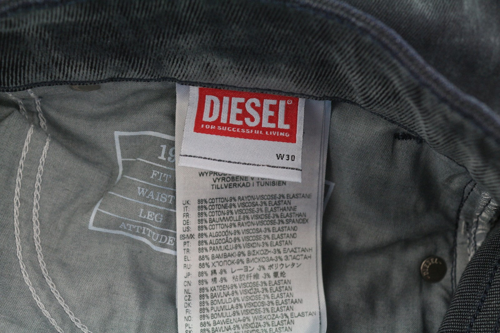 DIESEL 1955 09D02 vyriški džinsai W30/L32 įprasto kirpimo, tiesaus kirpimo, aukštu juosmeniu, rekomenduojama kaina – 250 € 