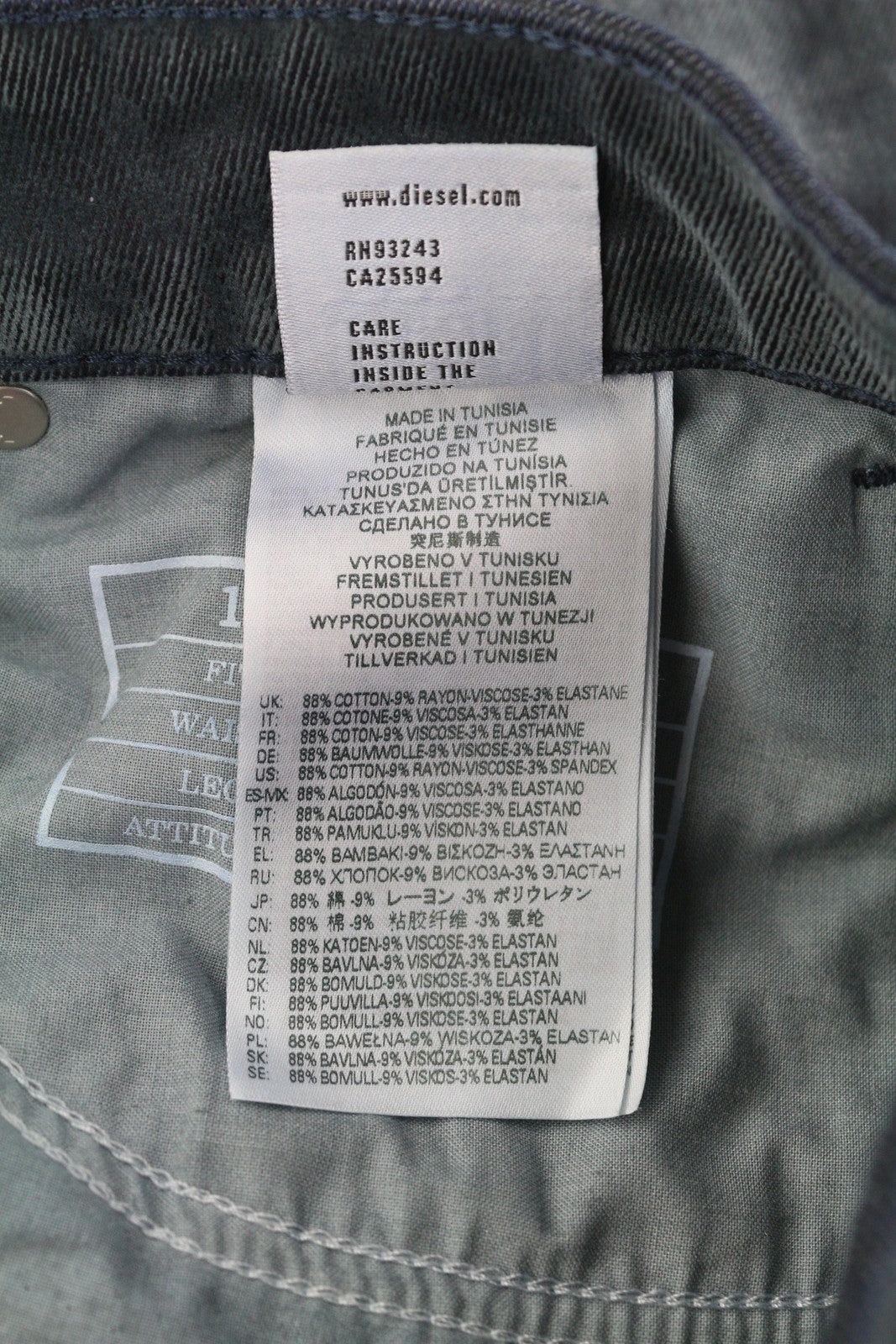 DIESEL 1955 09D02 vyriški džinsai W30/L32 įprasto kirpimo, tiesaus kirpimo, aukštu juosmeniu, rekomenduojama kaina – 250 € 