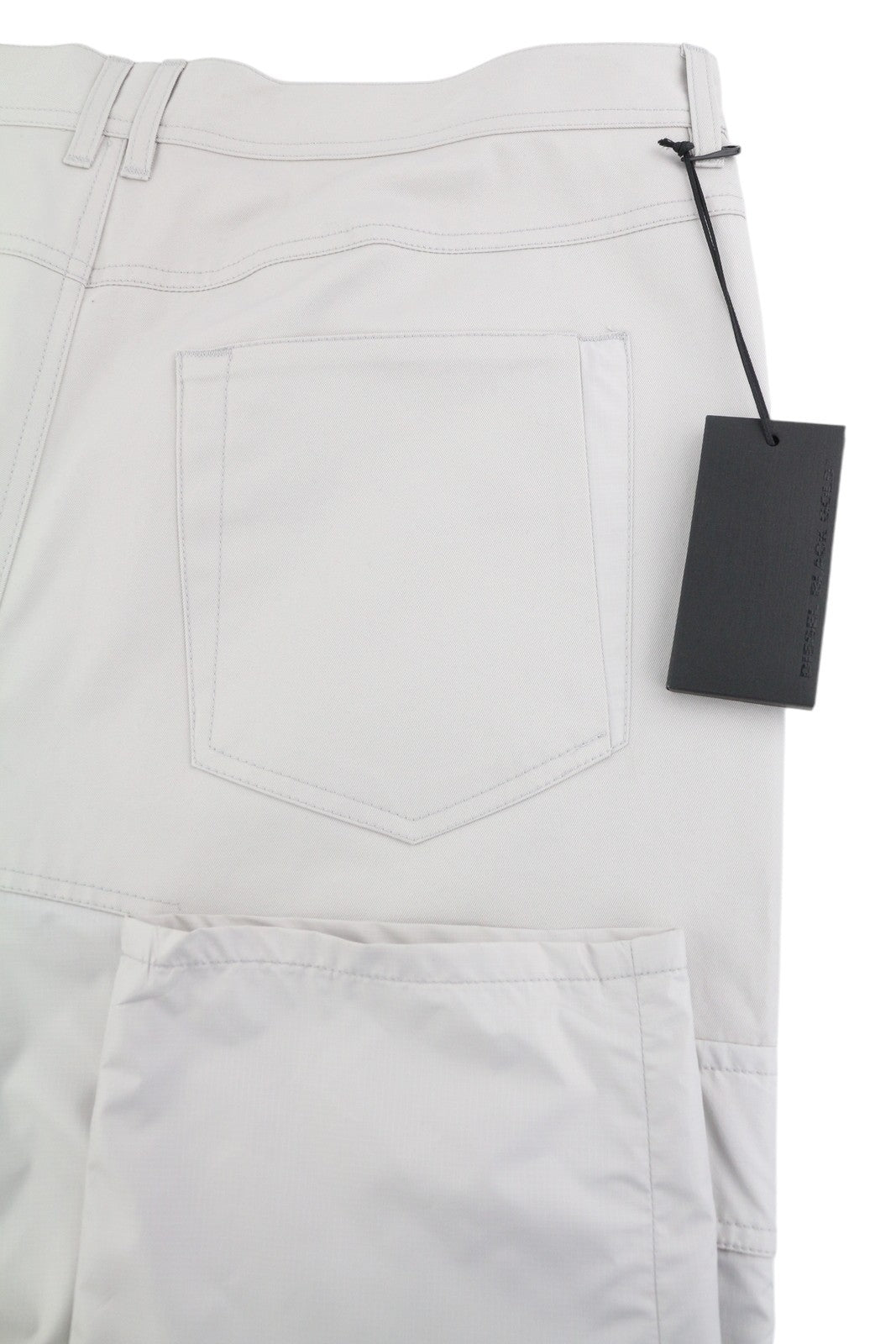 DIESEL juodos ir auksinės spalvos „Pouble BG51T“ vyriškos kelnės iki kulkšnių, 50 dydžio, plonos, šviesios, rekomenduojama kaina – 350 € 