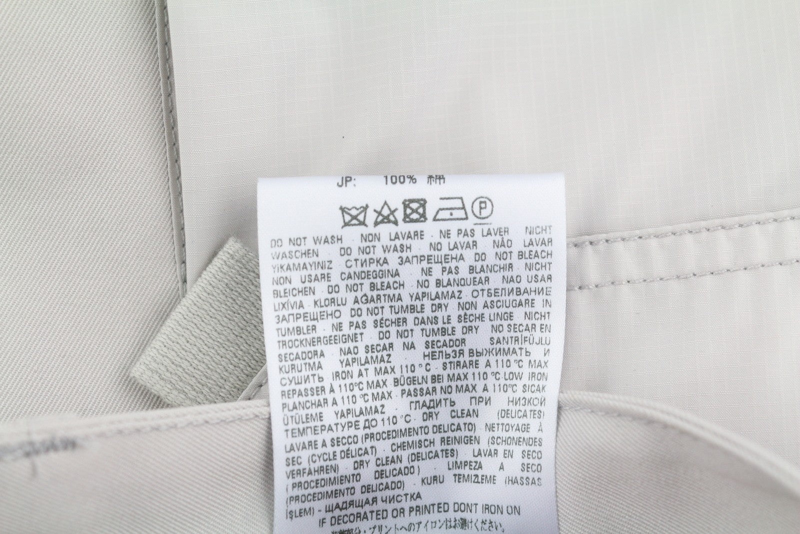 DIESEL juodos ir auksinės spalvos „Pouble BG51T“ vyriškos kelnės iki kulkšnių, 50 dydžio, plonos, šviesios, rekomenduojama kaina – 350 € 