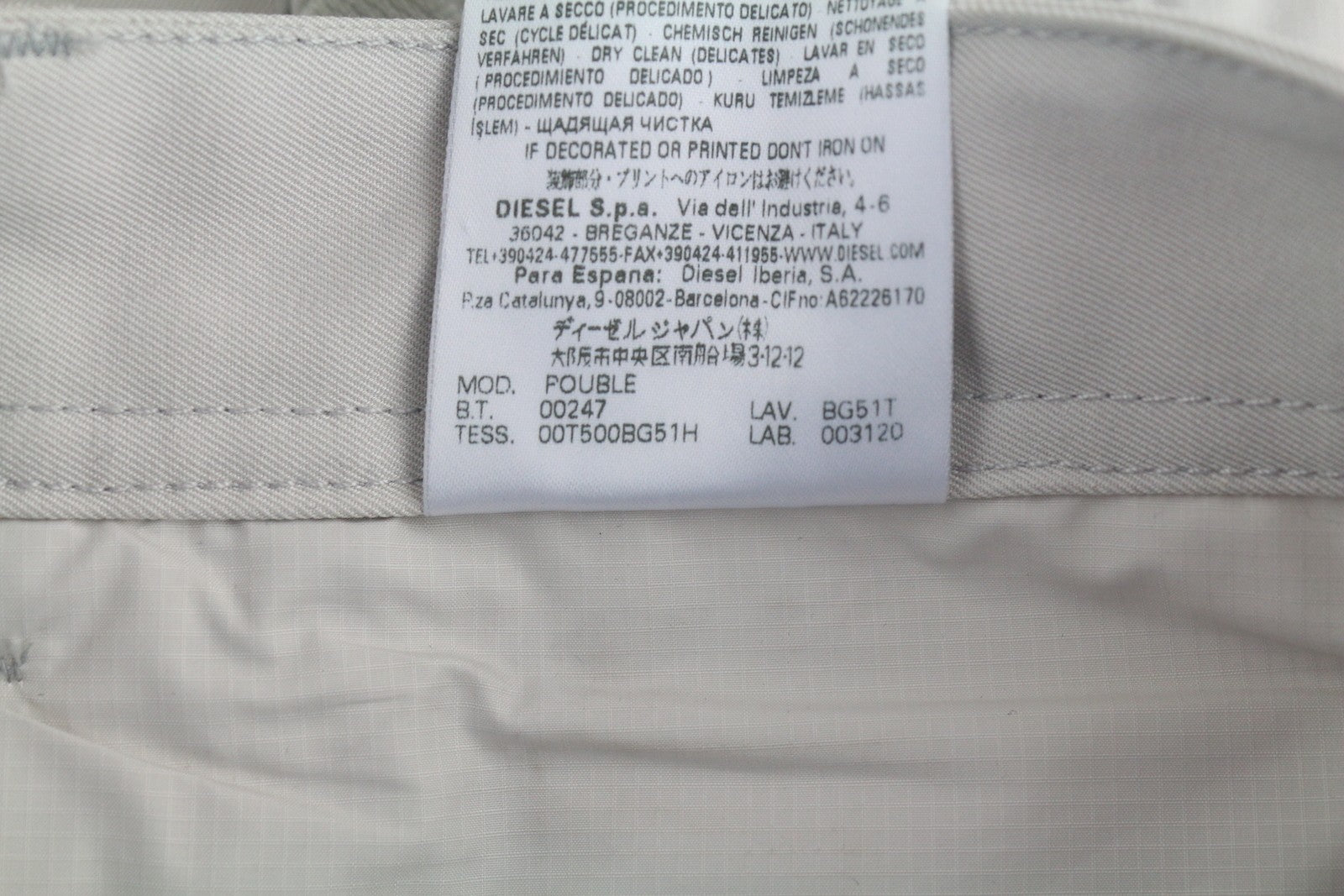 DIESEL juodos ir auksinės spalvos „Pouble BG51T“ vyriškos kelnės iki kulkšnių, 50 dydžio, plonos, šviesios, rekomenduojama kaina – 350 € 