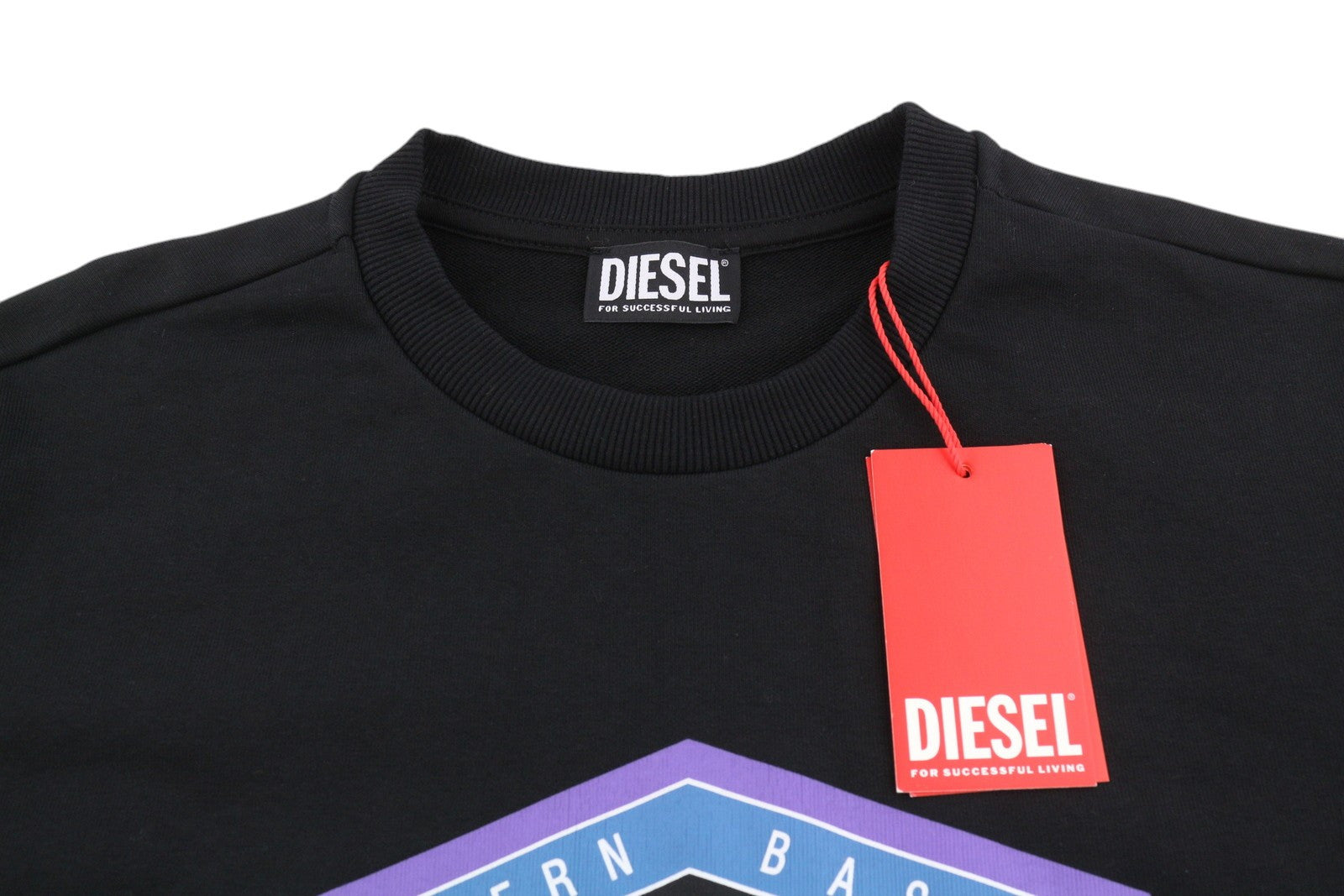 DIESEL S-Ginn-K27 vyriškas džemperis M, juodas, apvalios iškirptės, ilgomis rankovėmis, rekomenduojama kaina – 110 € 