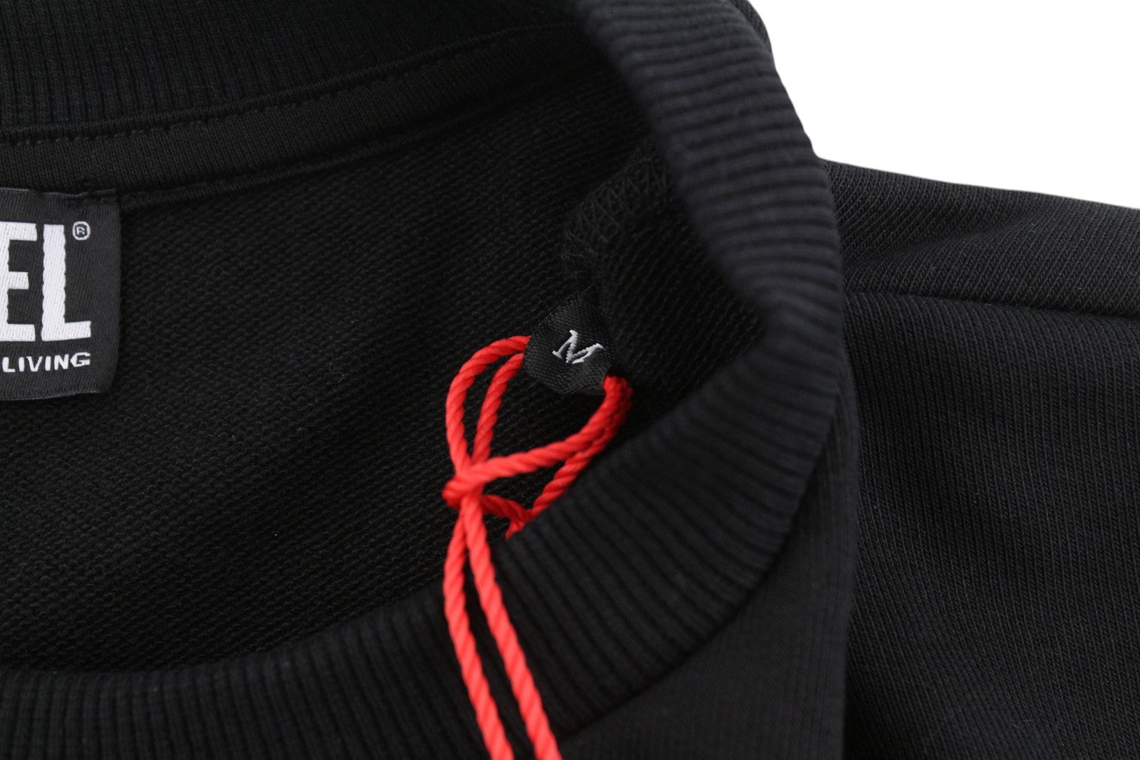 DIESEL S-Ginn-K27 vyriškas džemperis M, juodas, apvalios iškirptės, ilgomis rankovėmis, rekomenduojama kaina – 110 € 