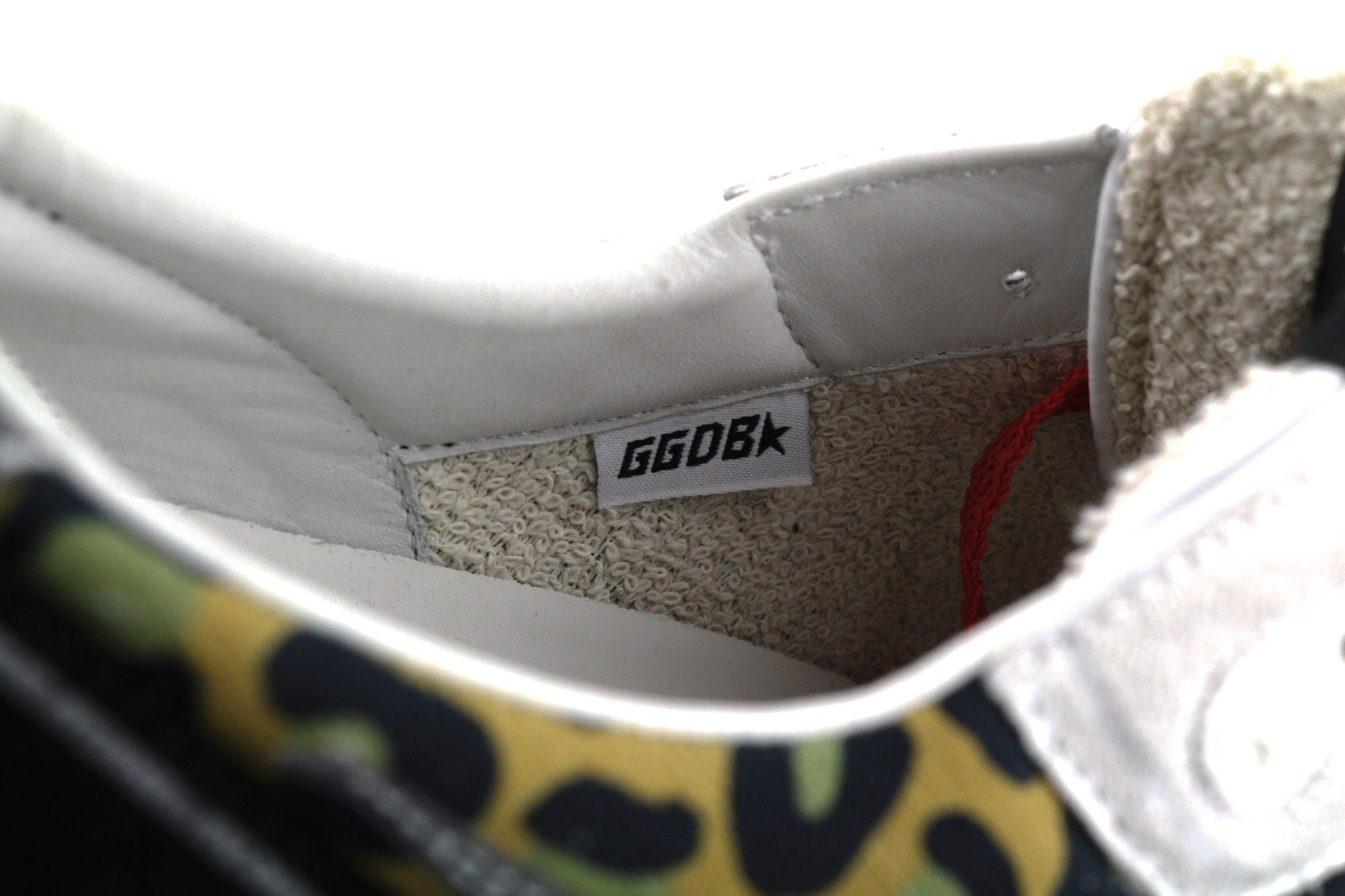 „GOLDEN GOOSE“ bėgimo vyriški sportbačiai, EU43, balti, odiniai, gyvūnų rašto, suvarstomi sportbačiai 