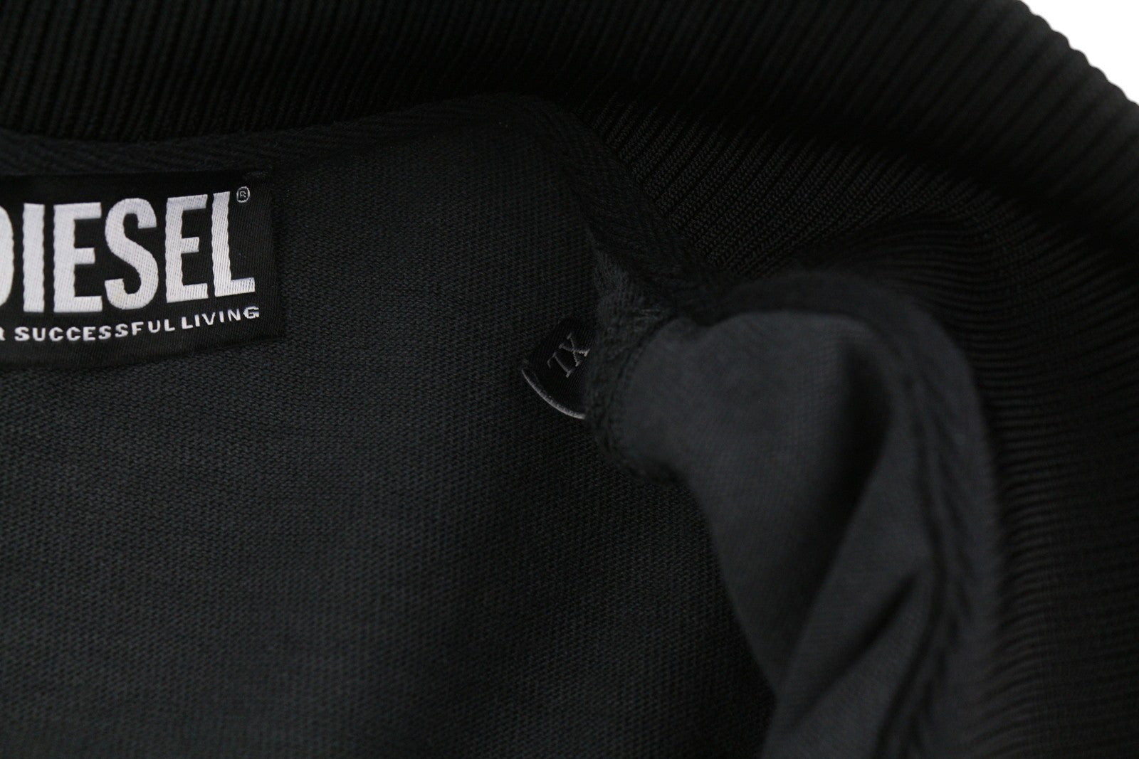DIESEL S-Aragon vyriškas džemperis XL dydžio, juodas, su puse užtrauktuko, su raišteliu, rekomenduojama kaina – 175 € 