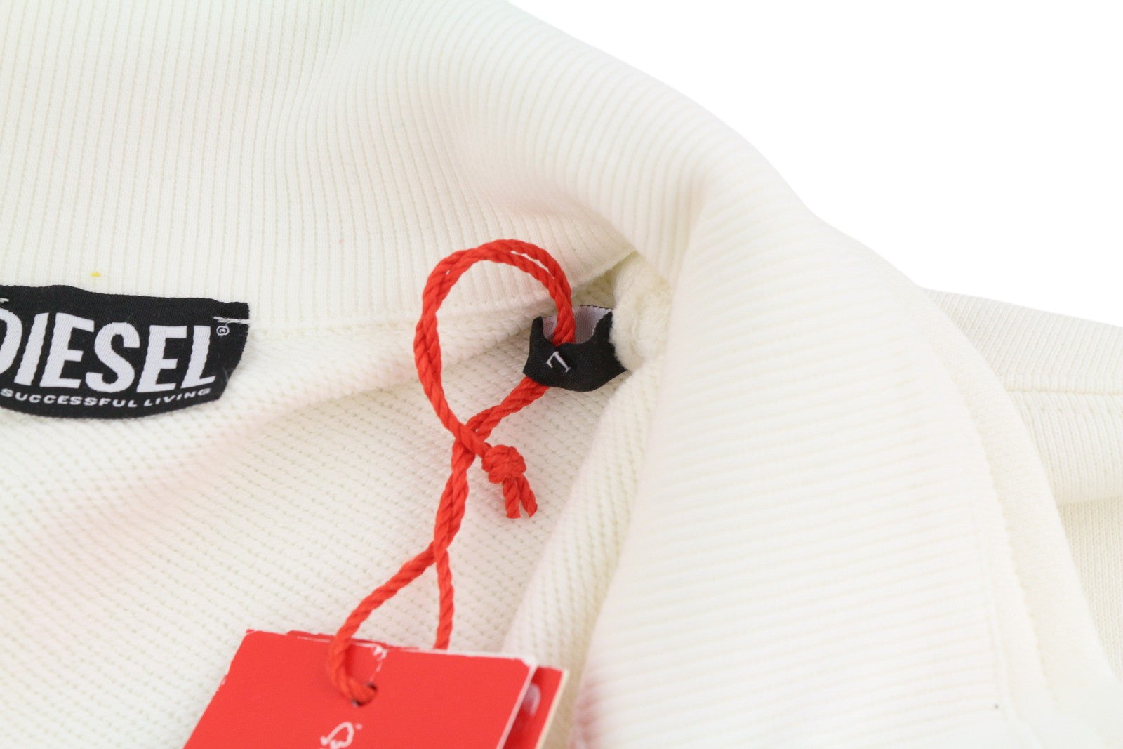 DIESEL S-Saint-Division vyriškas džemperis, L, baltas, su puse užtrauktuko apykaklės, rekomenduojama kaina – 225 € 