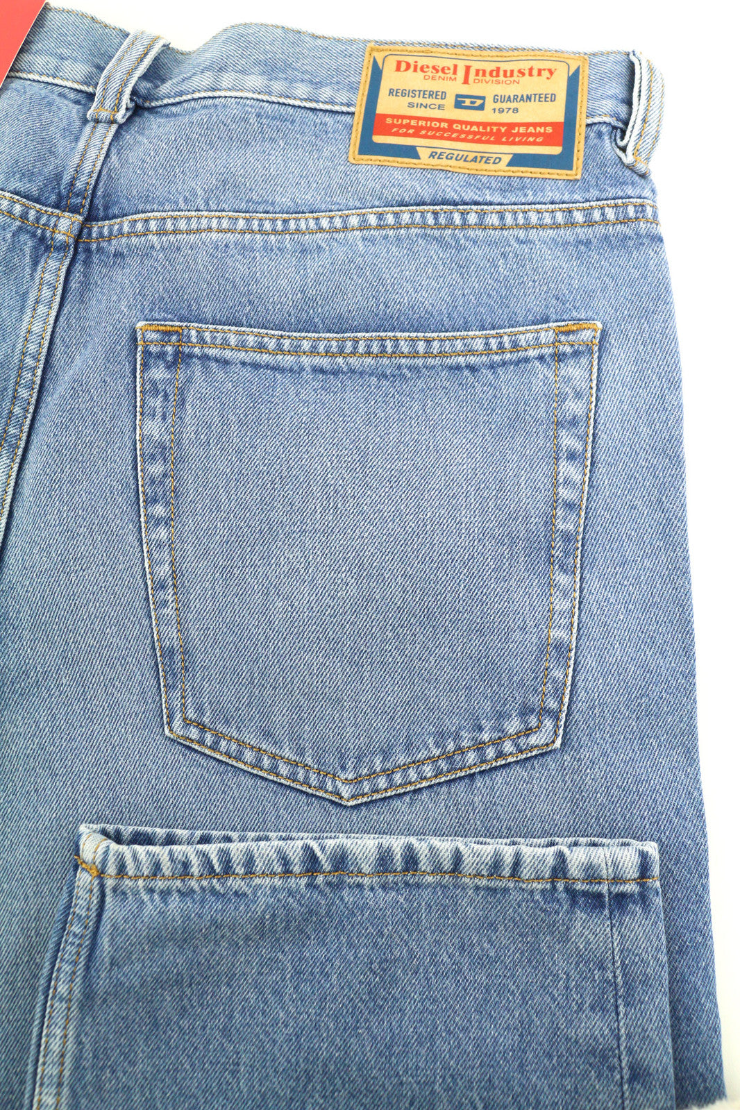 DIESEL 2010 9C16S vyriški džinsai W32/L32 laisvo kirpimo, vidutinio juosmens, tiesaus kirpimo, rekomenduojama mažmeninė kaina – 160 € 