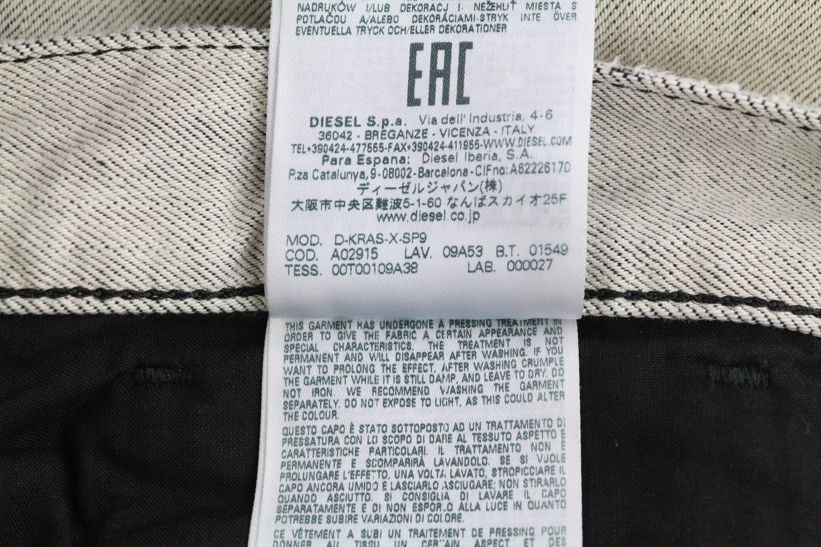 DIESEL D-Kras 09A53 vyriški džinsai W30/L30 Sim Fit dažyto stiliaus, rekomenduojama kaina – 220 €, šviesaus džinso spalvos. 