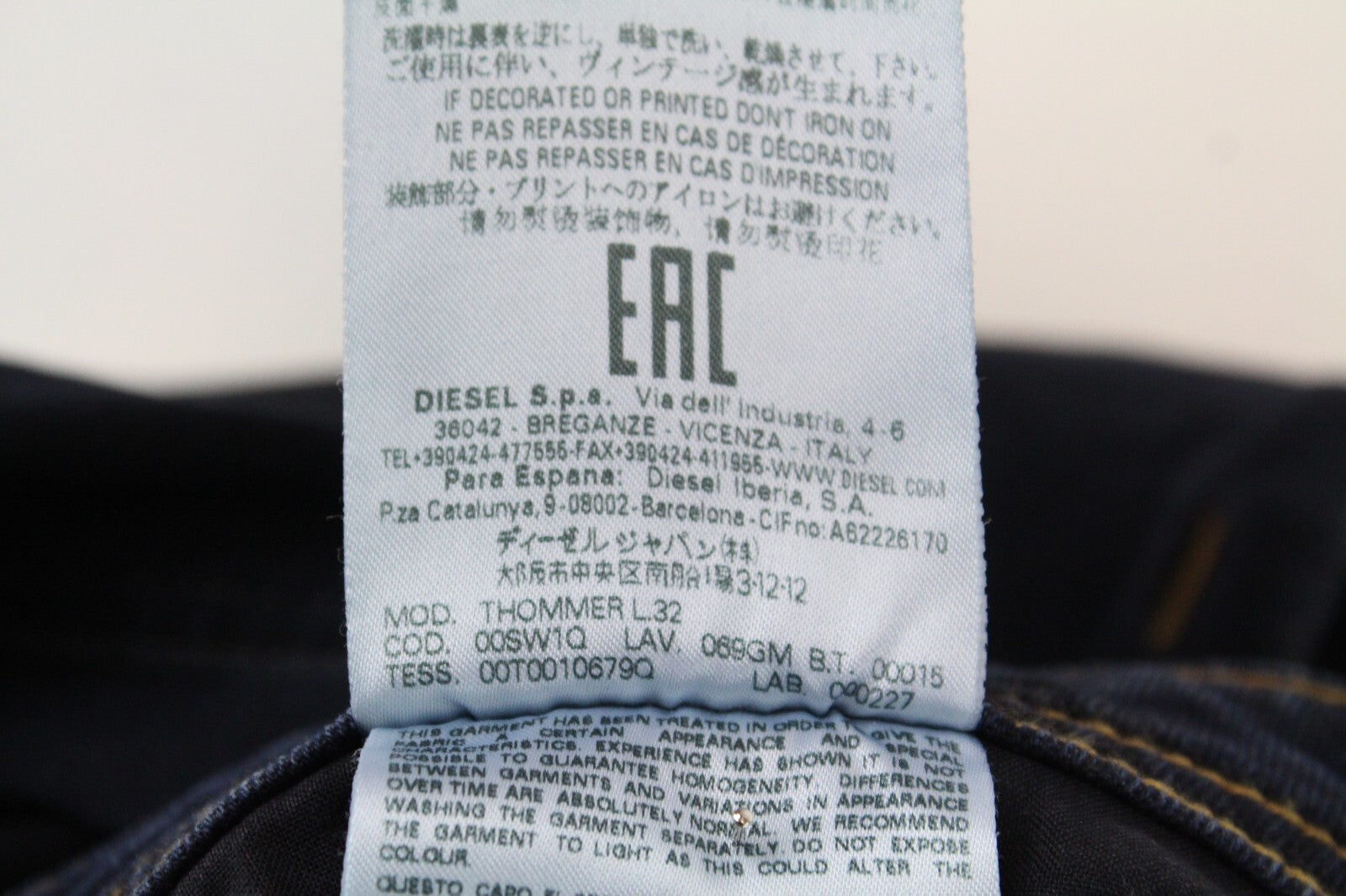 DIESEL vyriški džinsai W28/L32 Thommer 069GM aptempti, tamsiai mėlyni, plėšyti, tamprūs. 