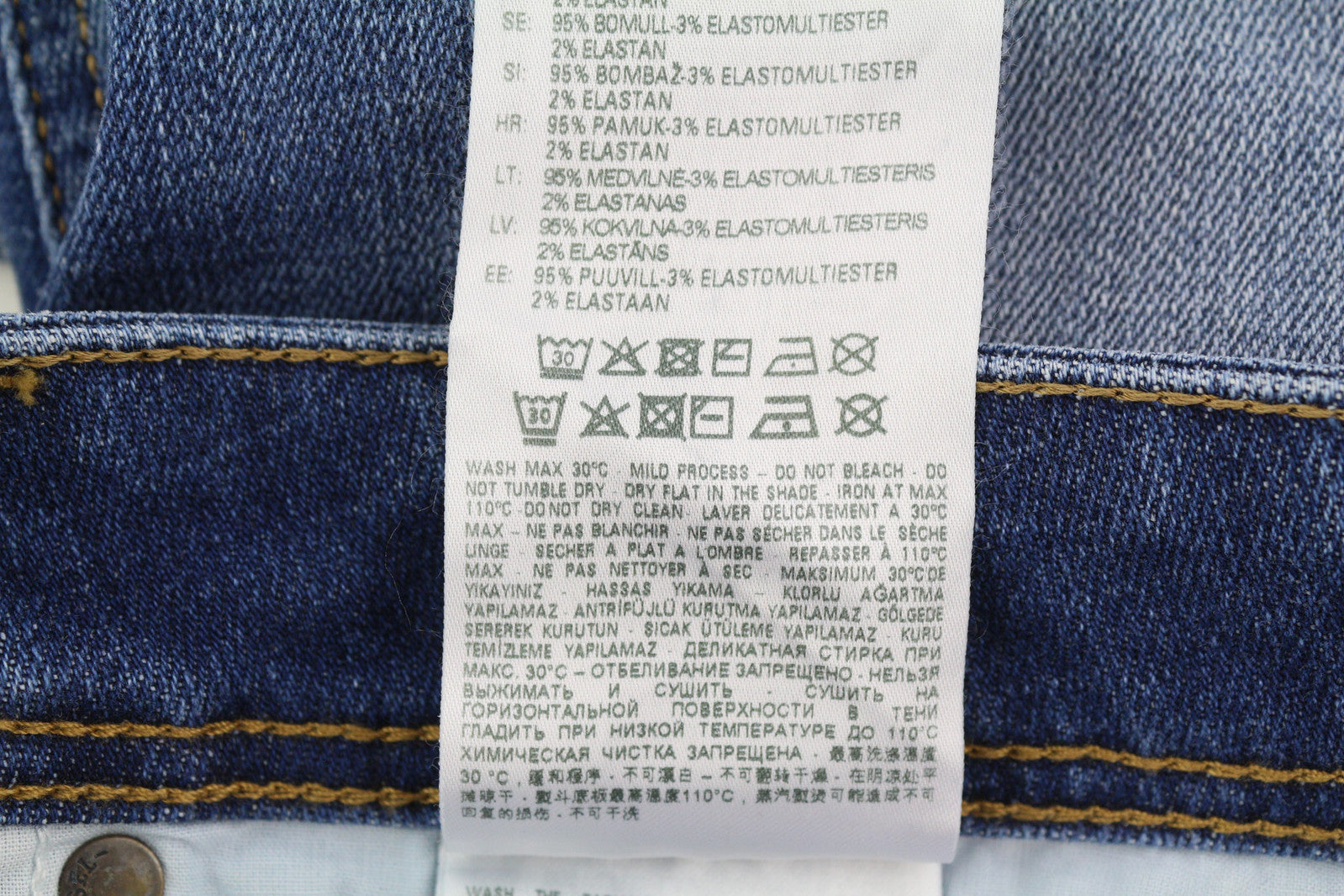 DIESEL Sleenker-X 09A86 vyriški džinsai W33/L32 aptempti, žemo juosmens, aptempti, mėlyni. Rekomenduojama kaina – 195 €. 