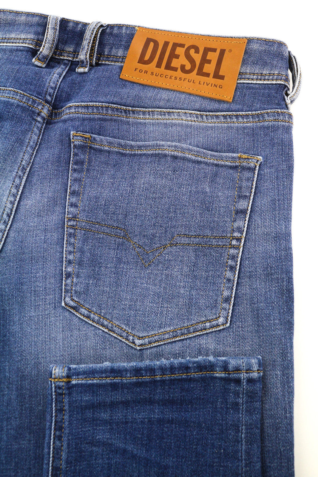 DIESEL Sleenker-X 09A86 vyriški džinsai W33/L32 aptempti, žemo juosmens, aptempti, mėlyni. Rekomenduojama kaina – 195 €. 