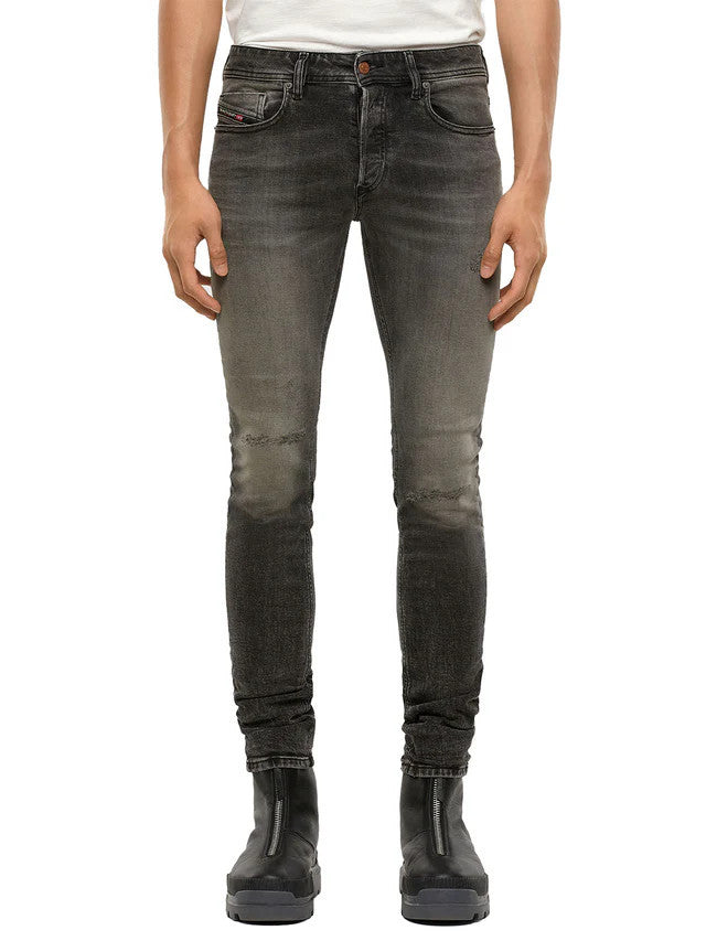 DIESEL Sleenker 009JF vyriški džinsai W32/L32 aptempti, tamprūs, su gobtuvu, rekomenduojama kaina – 200 € 