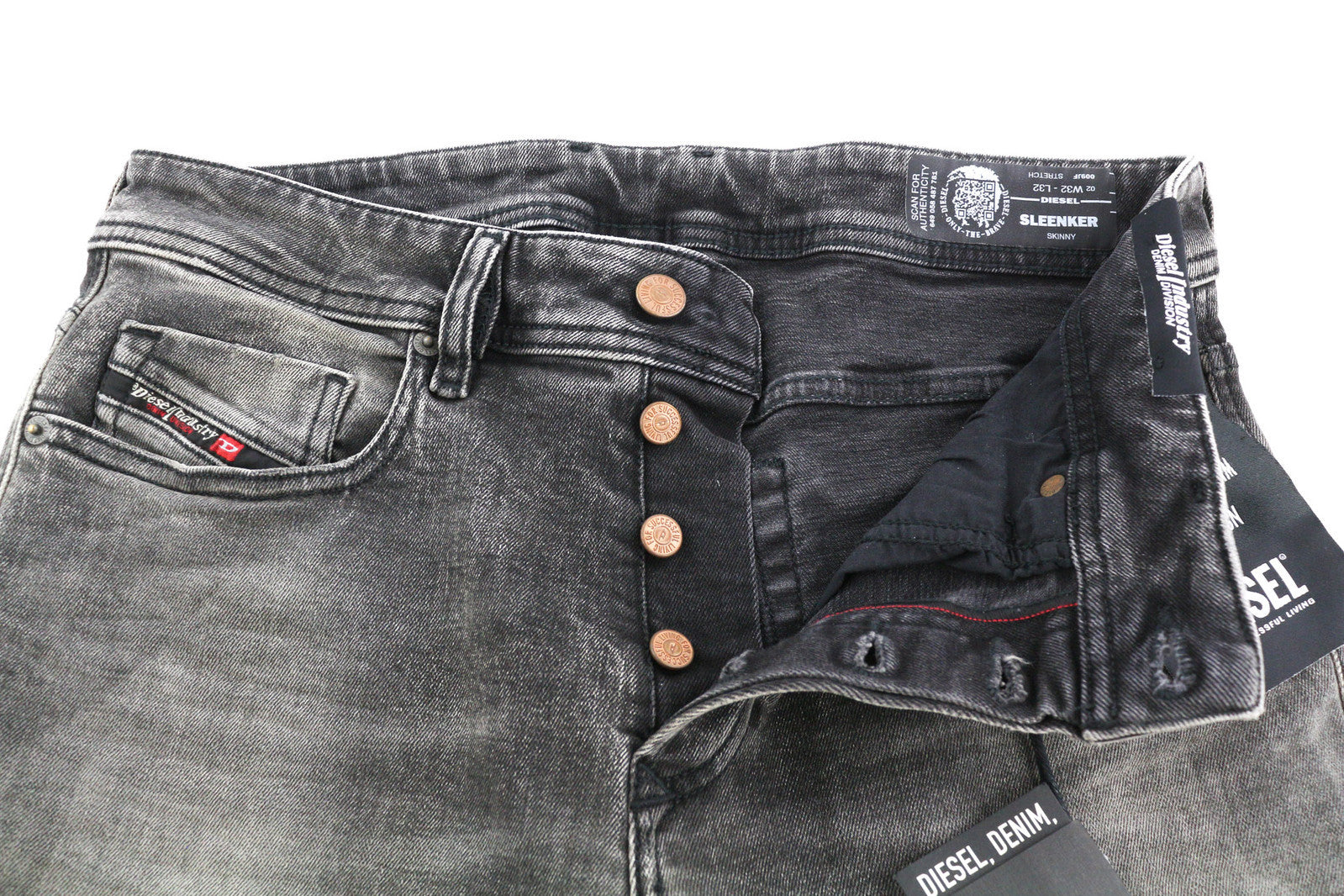 DIESEL Sleenker 009JF vyriški džinsai W32/L32 aptempti, tamprūs, su gobtuvu, rekomenduojama kaina – 200 € 