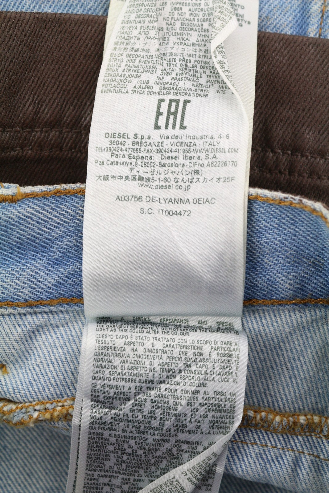 DIESEL De-Lyanna 0EIAC moteriškas sijonas W26 rudas dengtas blizgus džinsinis mini sijonas su užtrauktuku, rekomenduojama kaina – 295 € 