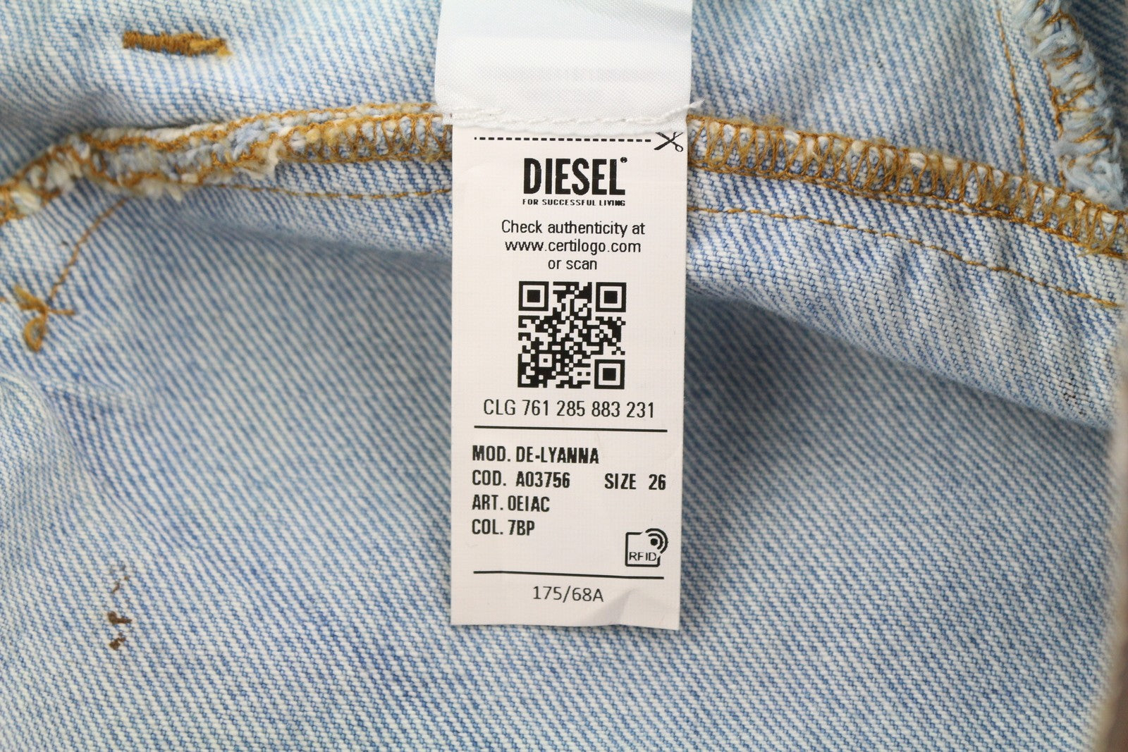 DIESEL De-Lyanna 0EIAC moteriškas sijonas W26 rudas dengtas blizgus džinsinis mini sijonas su užtrauktuku, rekomenduojama kaina – 295 € 