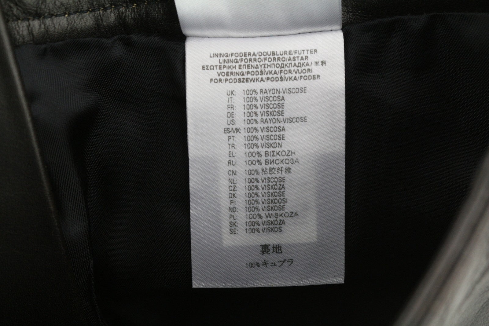 DIESEL L-Emilia moteriškas sijonas W28 juodas jaučio odos sendinto stiliaus užtrauktuku, rekomenduojama kaina – 395 € 