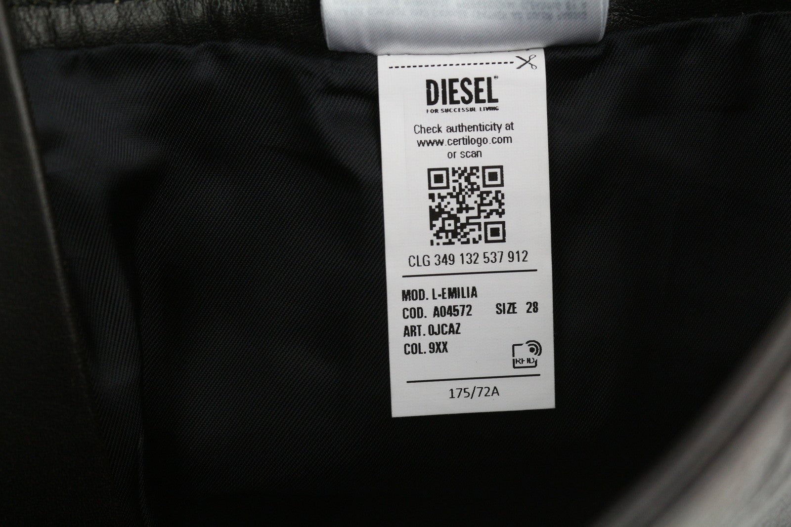 DIESEL L-Emilia moteriškas sijonas W28 juodas jaučio odos sendinto stiliaus užtrauktuku, rekomenduojama kaina – 395 € 