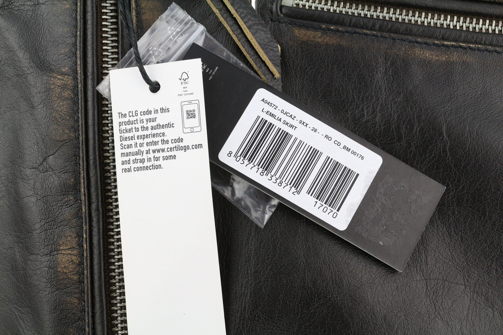 DIESEL L-Emilia moteriškas sijonas W28 juodas jaučio odos sendinto stiliaus užtrauktuku, rekomenduojama kaina – 395 € 