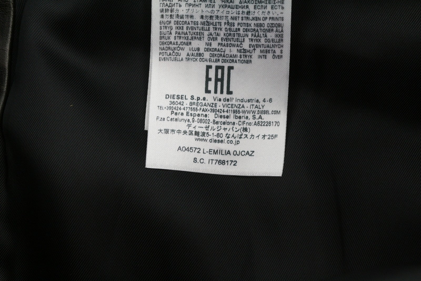 DIESEL L-Emilia moteriškas sijonas W28 juodas jaučio odos sendinto stiliaus užtrauktuku, rekomenduojama kaina – 395 € 