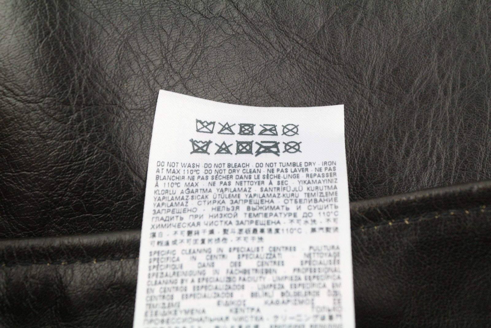 DIESEL L-Emilia moteriškas sijonas W28 juodas jaučio odos sendinto stiliaus užtrauktuku, rekomenduojama kaina – 395 € 