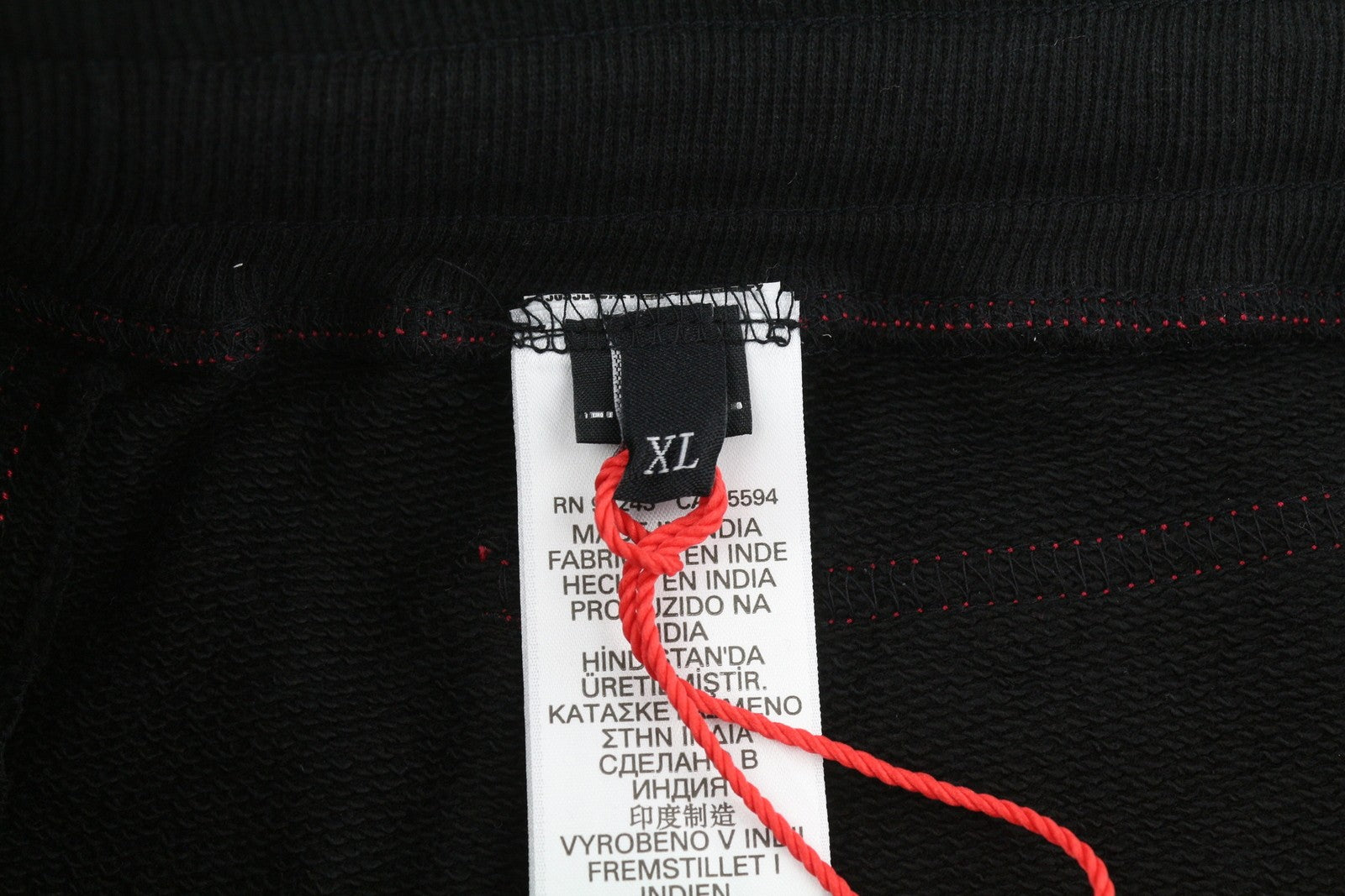 DIESEL P-Mustin vyriški šortai XL dydžio, raudoni, marginti, sportiniai, su elastinėmis juosmens kišenėmis. RMK 125 €. 