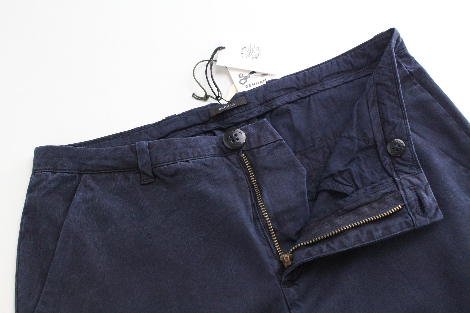 DENHAM Ocean moteriškos XS dydžio tamsiai mėlynos medvilnės mišinio laisvalaikio chino stiliaus klostuotos kelnės priekyje 