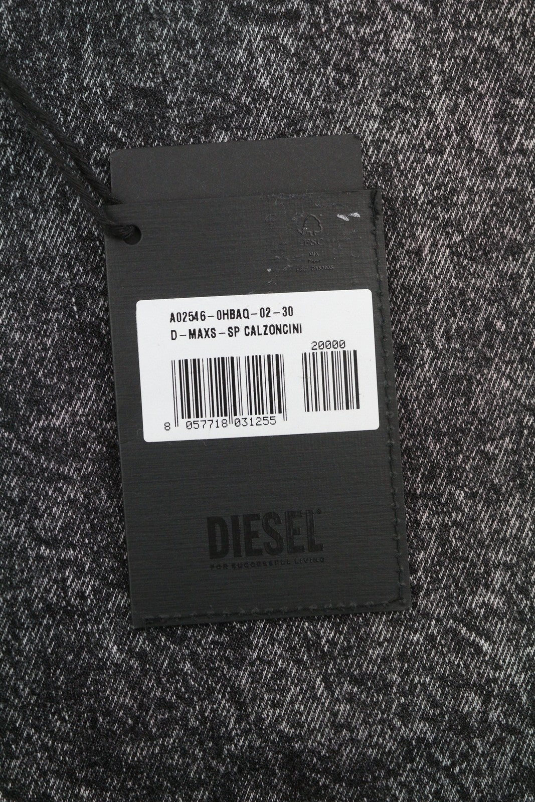 DIESEL D-Maxs-Sp vyriški šortai W30, juodi džinso spalvos, marmurinės išvaizdos, su įdėklų sagomis, rekomenduojama kaina – 150 €. 