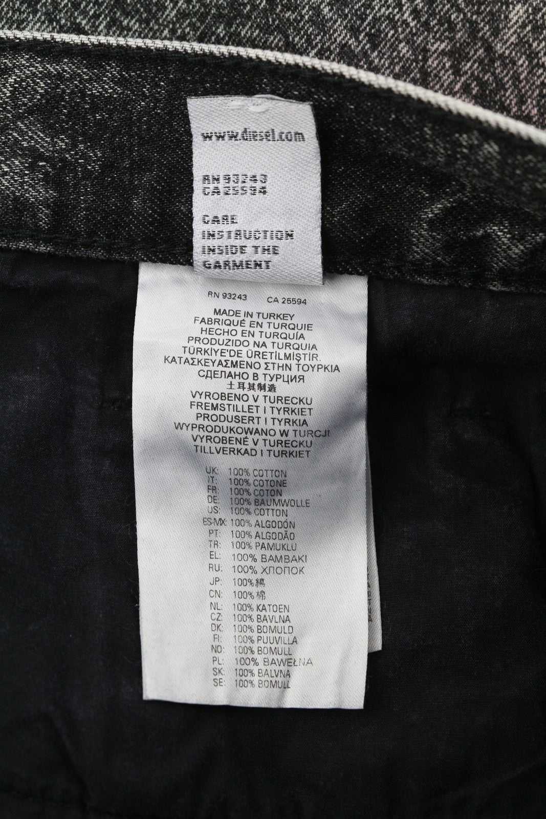 DIESEL D-Maxs-Sp vyriški šortai W30, juodi džinso spalvos, marmurinės išvaizdos, su įdėklų sagomis, rekomenduojama kaina – 150 €. 