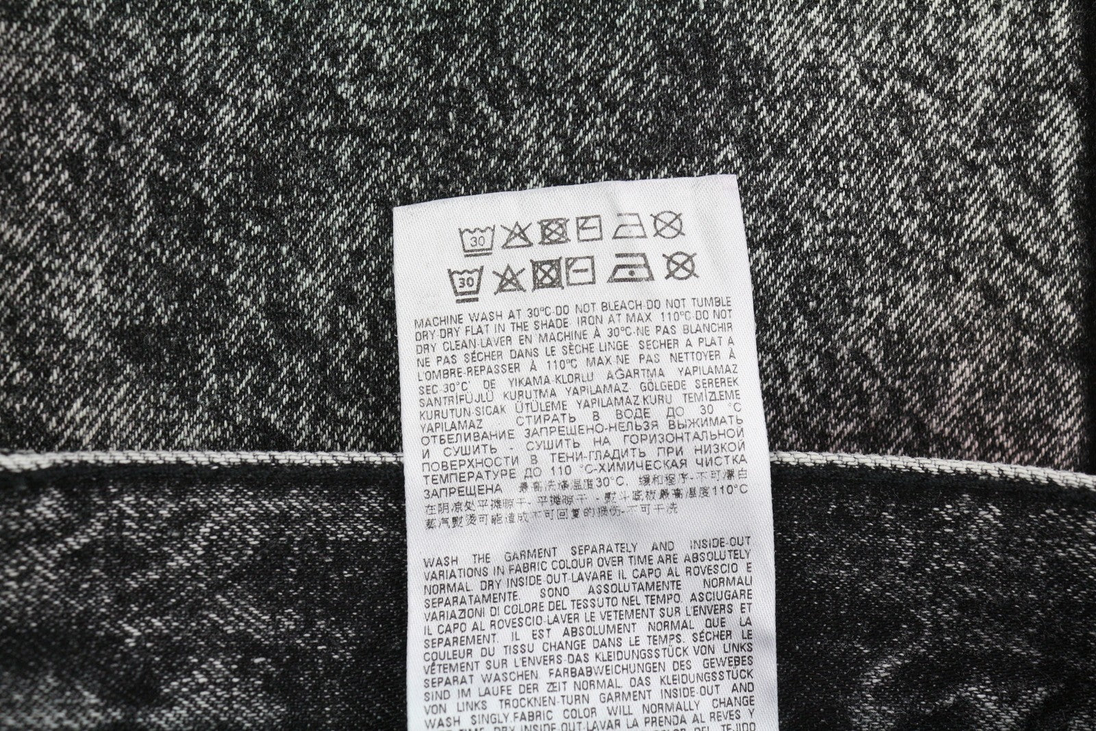 DIESEL D-Maxs-Sp vyriški šortai W30, juodi džinso spalvos, marmurinės išvaizdos, su įdėklų sagomis, rekomenduojama kaina – 150 €. 