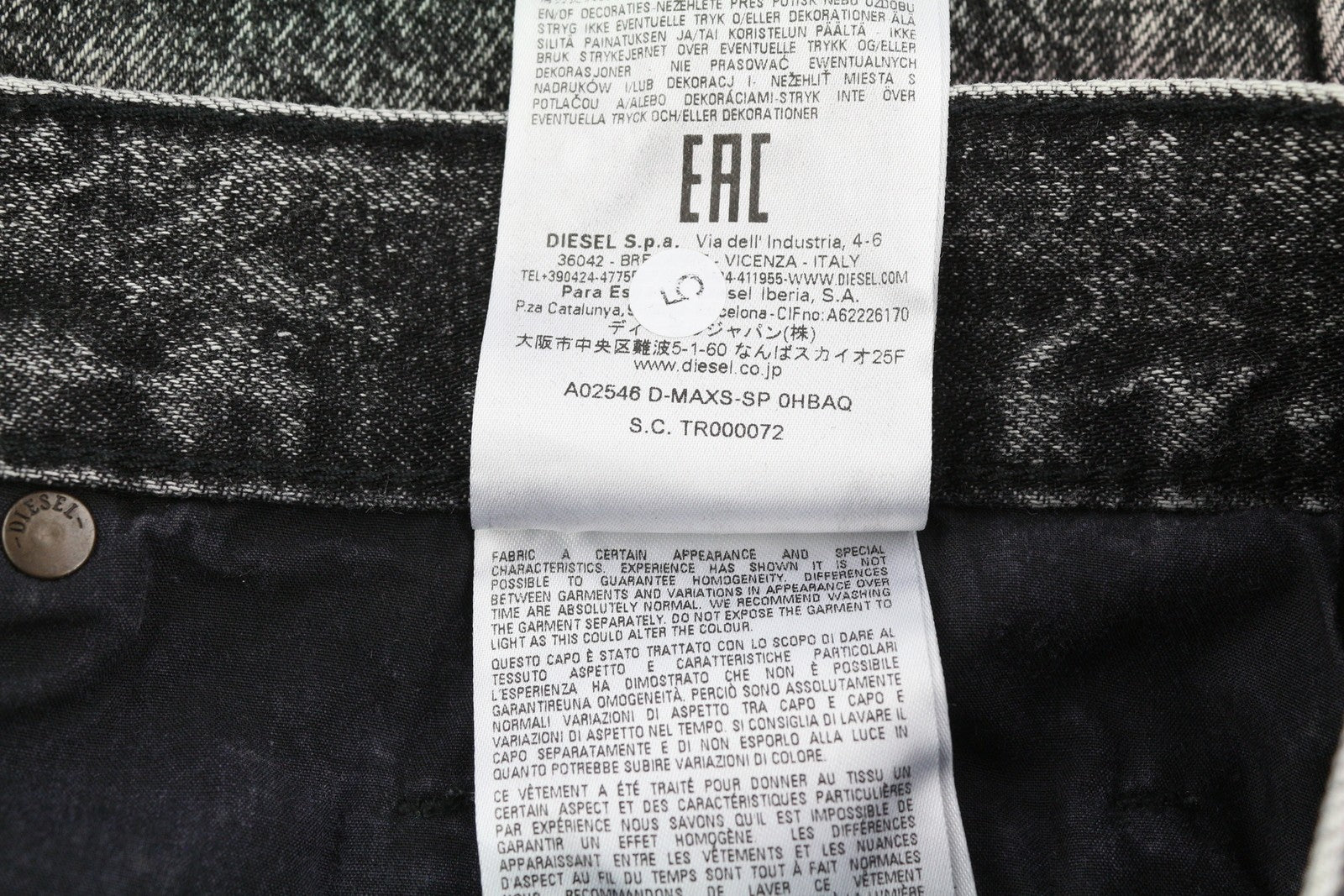 DIESEL D-Maxs-Sp vyriški šortai W30, juodi džinso spalvos, marmurinės išvaizdos, su įdėklų sagomis, rekomenduojama kaina – 150 €. 