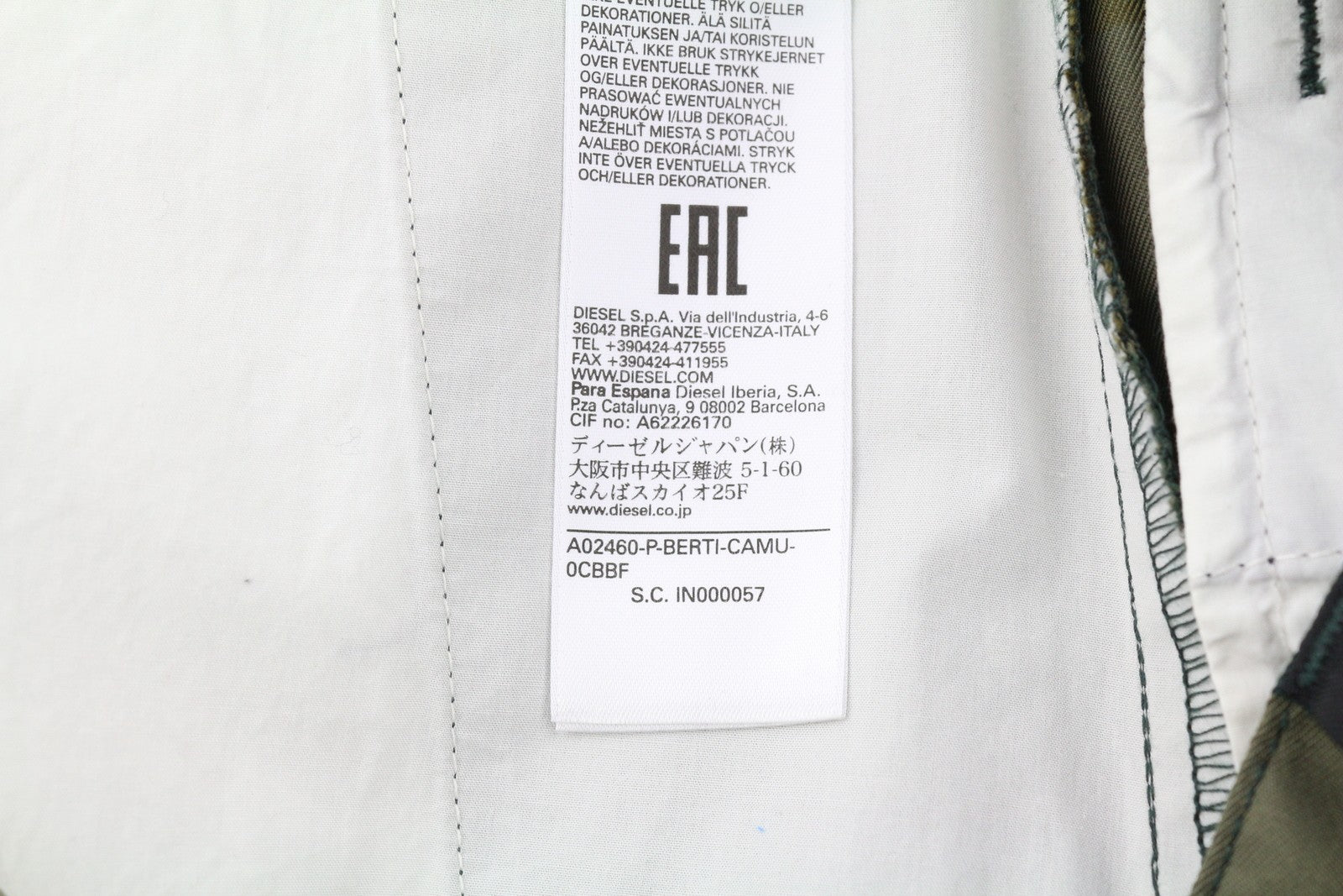 DIESEL P-Berti-Camu vyriški šortai W32 Chino kamufliažinis audinys su užtrauktukais ir kišenėmis, rekomenduojama kaina – 125 € 