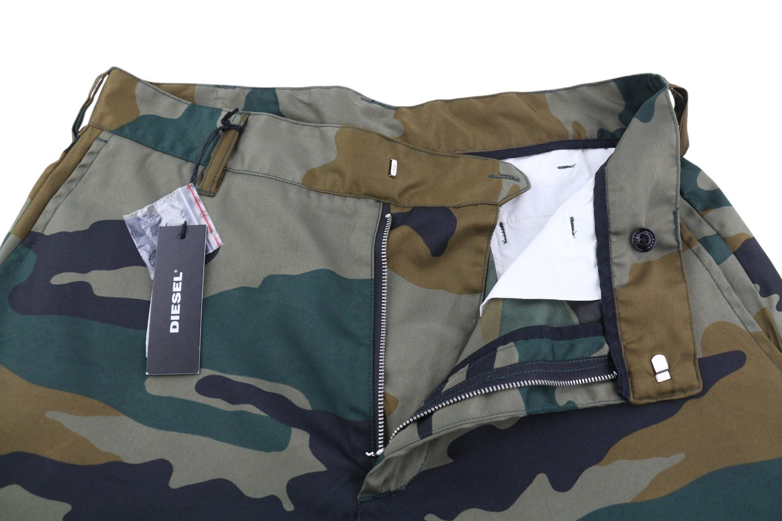 DIESEL P-Berti-Camu vyriški šortai W32 Chino kamufliažinis audinys su užtrauktukais ir kišenėmis, rekomenduojama kaina – 125 € 