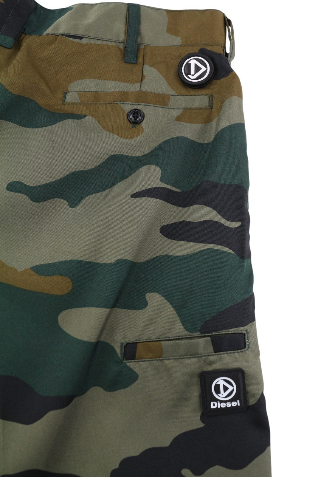 DIESEL P-Berti-Camu vyriški šortai W32 Chino kamufliažinis audinys su užtrauktukais ir kišenėmis, rekomenduojama kaina – 125 € 