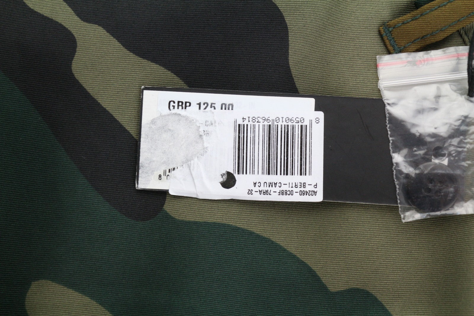 DIESEL P-Berti-Camu vyriški šortai W32 Chino kamufliažinis audinys su užtrauktukais ir kišenėmis, rekomenduojama kaina – 125 € 