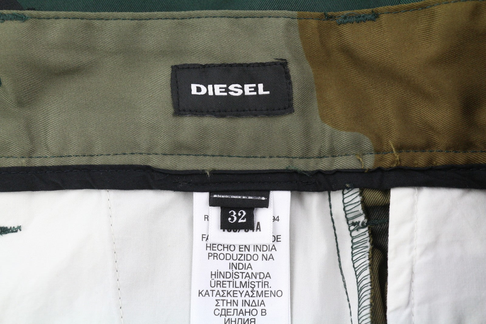 DIESEL P-Berti-Camu vyriški šortai W32 Chino kamufliažinis audinys su užtrauktukais ir kišenėmis, rekomenduojama kaina – 125 € 