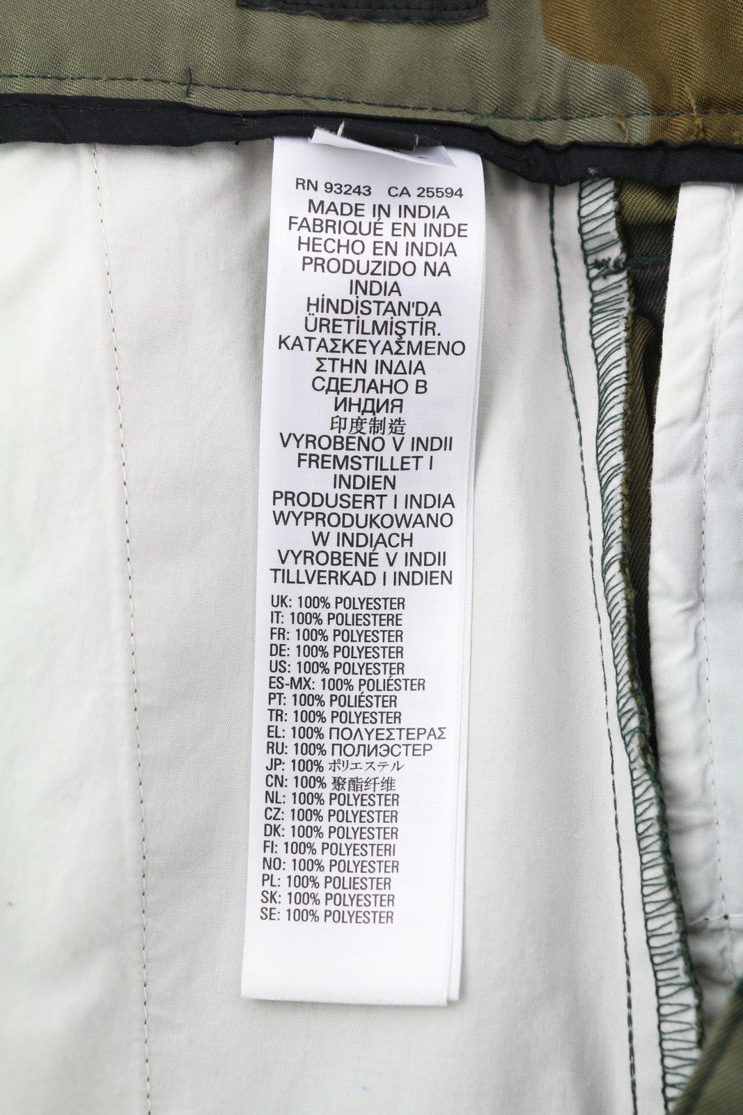 DIESEL P-Berti-Camu vyriški šortai W32 Chino kamufliažinis audinys su užtrauktukais ir kišenėmis, rekomenduojama kaina – 125 € 