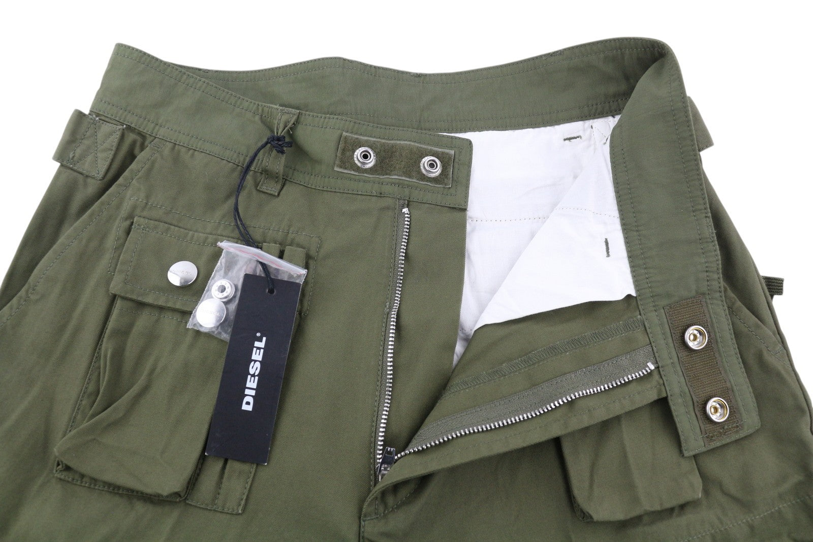DIESEL P-Cyan vyriški šortai W28, karinės žalios spalvos, su užlopytomis kišenėmis, rekomenduojama kaina – 100 € 