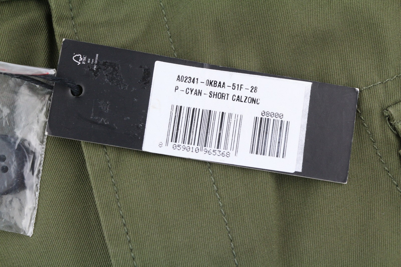 DIESEL P-Cyan vyriški šortai W28, karinės žalios spalvos, su užlopytomis kišenėmis, rekomenduojama kaina – 100 € 