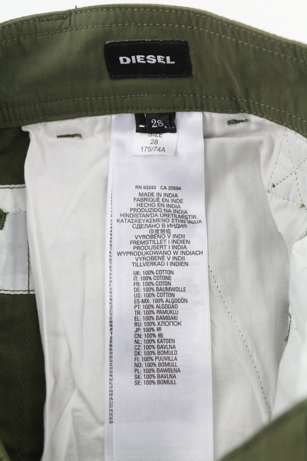 DIESEL P-Cyan vyriški šortai W28, karinės žalios spalvos, su užlopytomis kišenėmis, rekomenduojama kaina – 100 € 