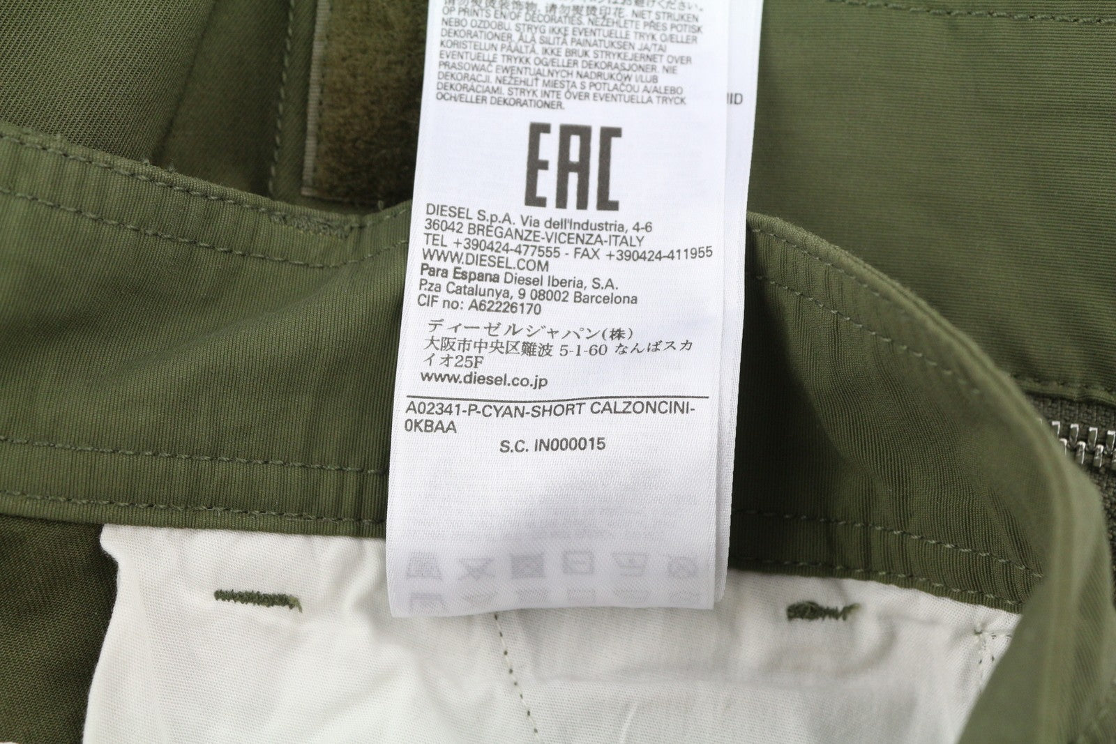 DIESEL P-Cyan vyriški šortai W28, karinės žalios spalvos, su užlopytomis kišenėmis, rekomenduojama kaina – 100 € 