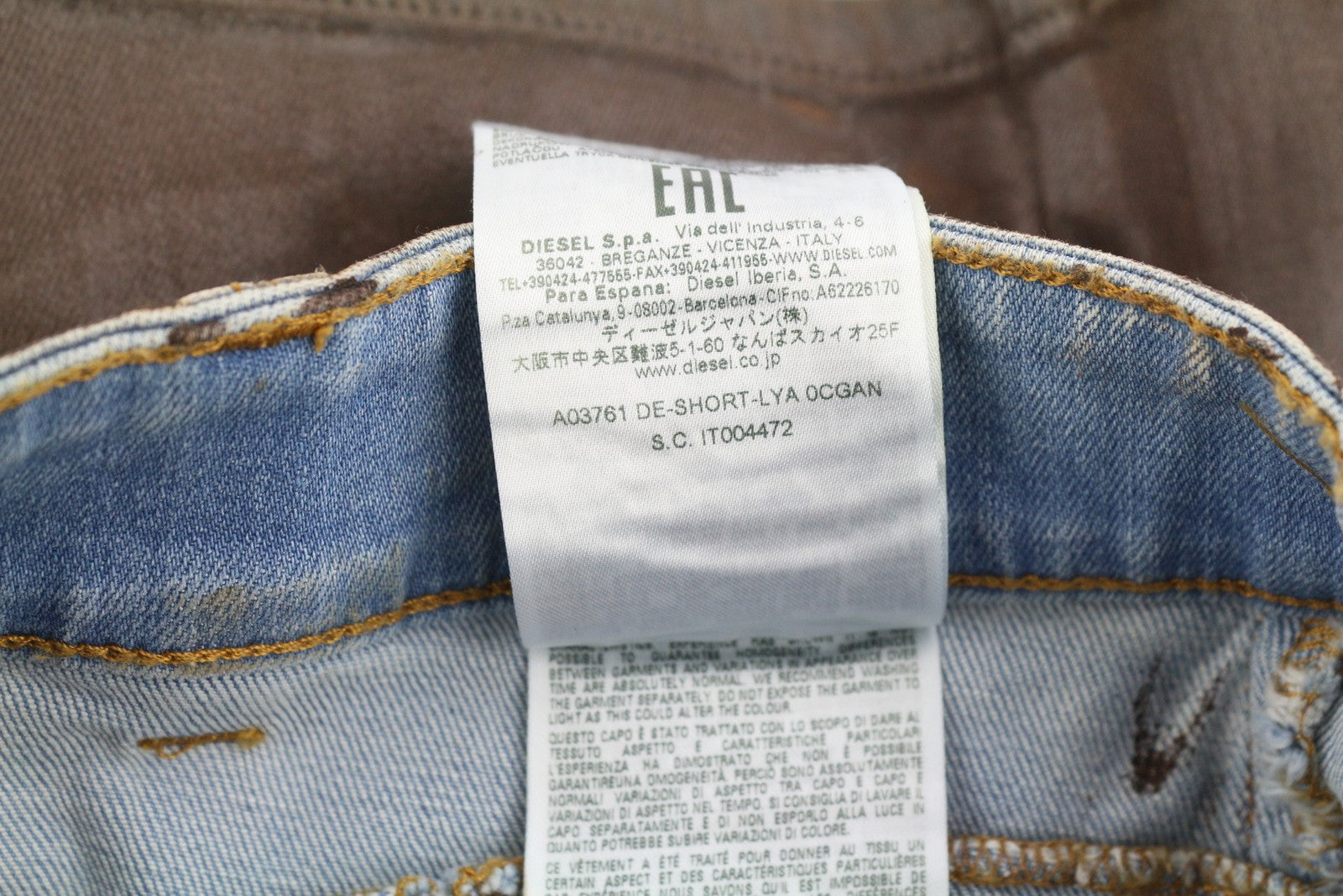 DIESEL De-Short-Lya 0CGAN moteriški šortai W29 rudi, dengti blizgančiu džinsu, rekomenduojama kaina – 295 € 