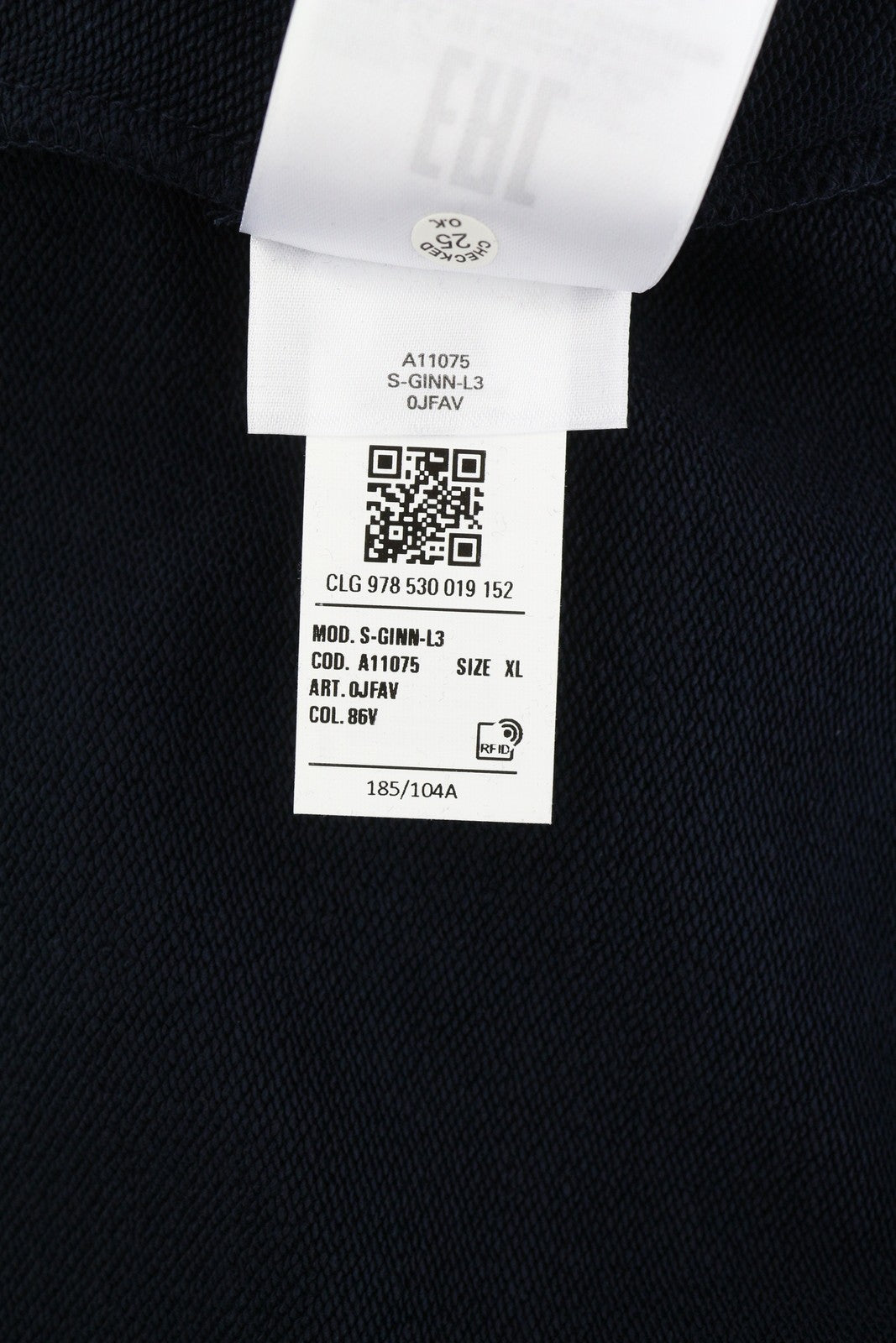 DIESEL S-Ginn-L3 vyriškas džemperis su XL dydžio tamsiai mėlyna spalva, apvalia kaklo iškirpte, rekomenduojama kaina – 150 € 