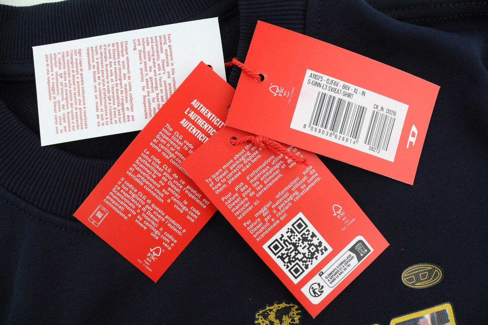 DIESEL S-Ginn-L3 vyriškas džemperis su XL dydžio tamsiai mėlyna spalva, apvalia kaklo iškirpte, rekomenduojama kaina – 150 € 