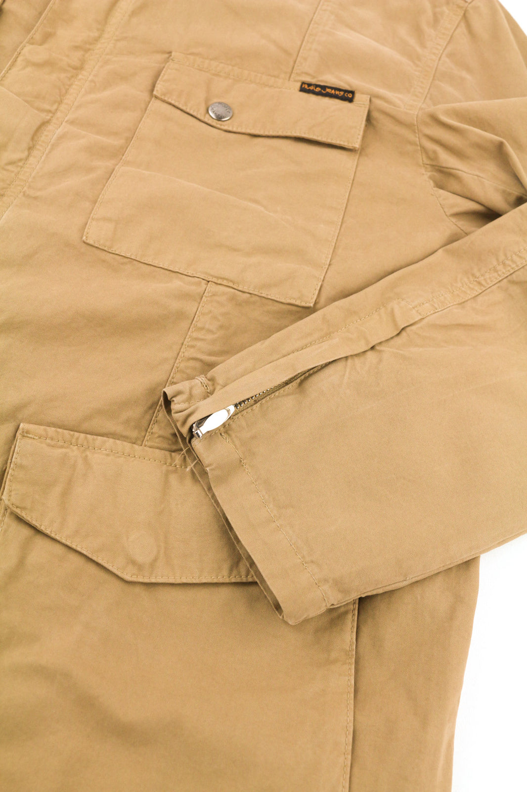 NUDIE JEANS Mick vyriška striukė XL dydžio ruda, su uždėtinėmis kišenėmis, užtrauktuku ir be pamušalo, su užtrauktuku ir rankogaliais. Logotipas. 