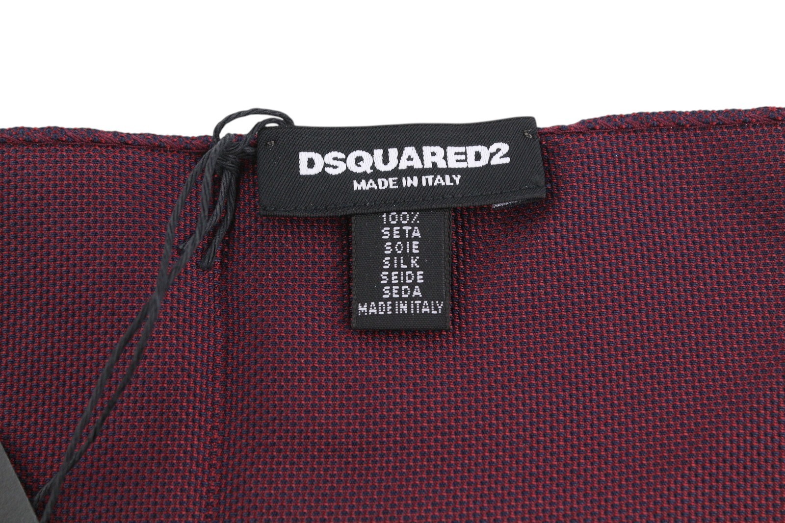 DSQUARED2 vyriška nosinė, 20 x 20 CM, bordo spalvos, šilkinė, rekomenduojama kaina – 199 €. Kišeninė nosinaitė. 