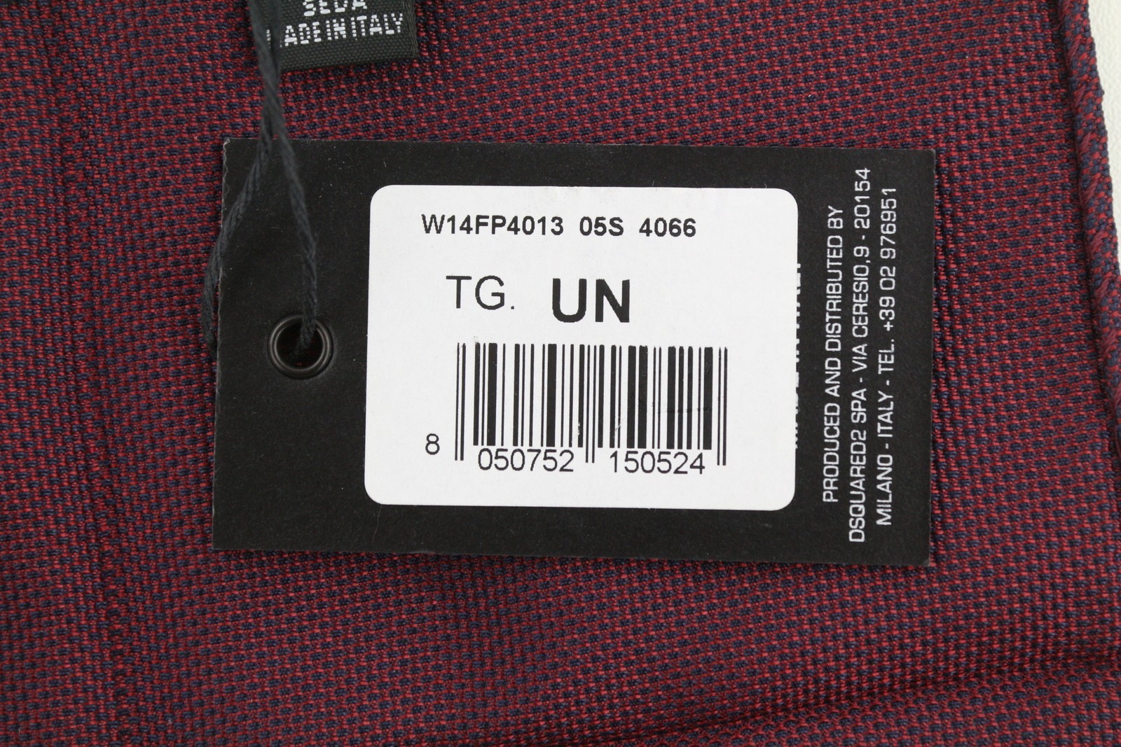 DSQUARED2 vyriška nosinė, 20 x 20 CM, bordo spalvos, šilkinė, rekomenduojama kaina – 199 €. Kišeninė nosinaitė. 