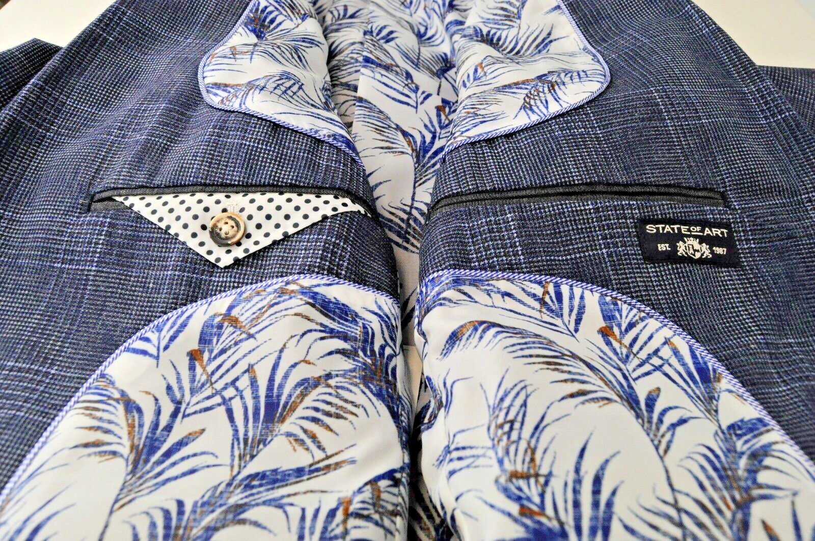 „STATE OF ART“ vyriškas L dydžio mėlynas languotas vieneilis švarkas su įpjova apykakle 